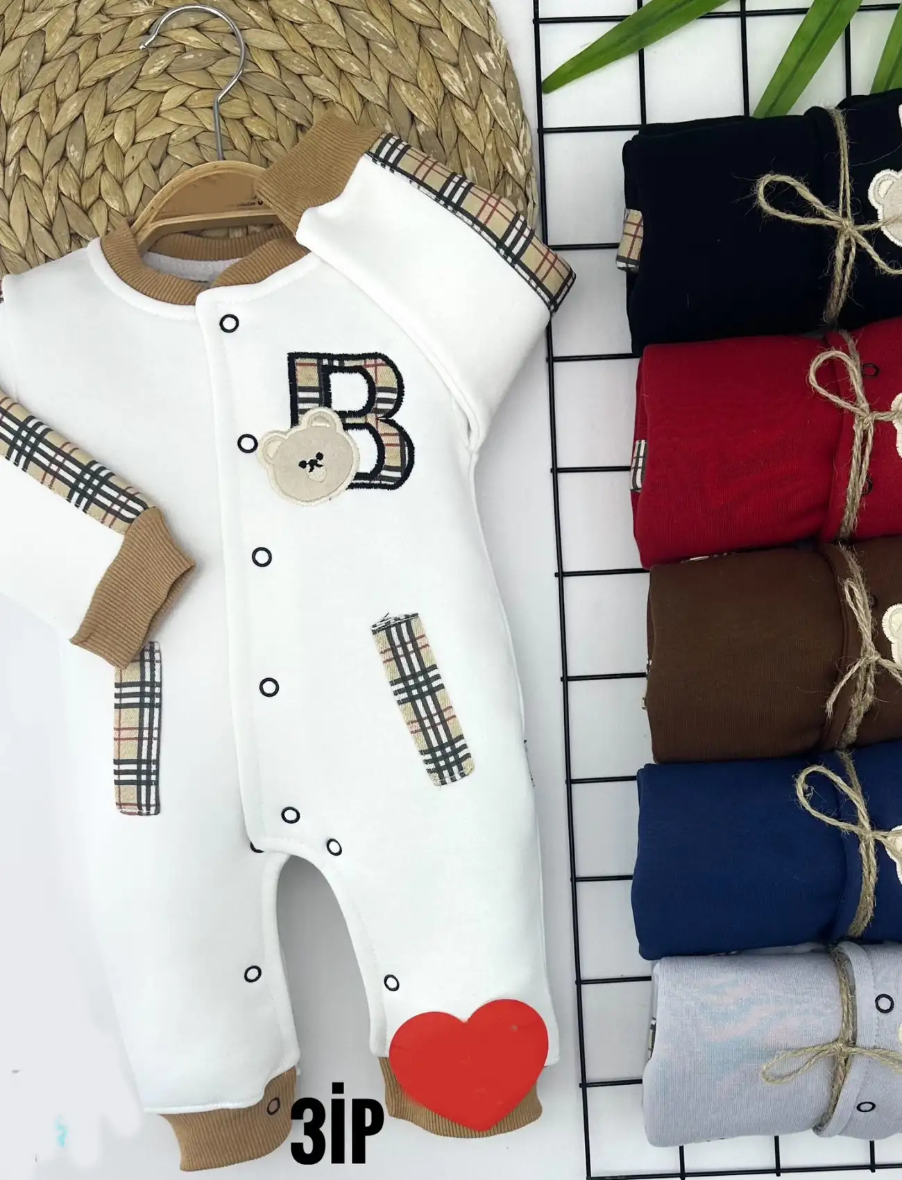 3-6-9-12 Ay Harf Ayıcık Nakışlı Şeritli Boydan Ve Alttan Çıtçıtlı Uzun Kollu Kız Erkek Bebek Tulumu Kırmızı