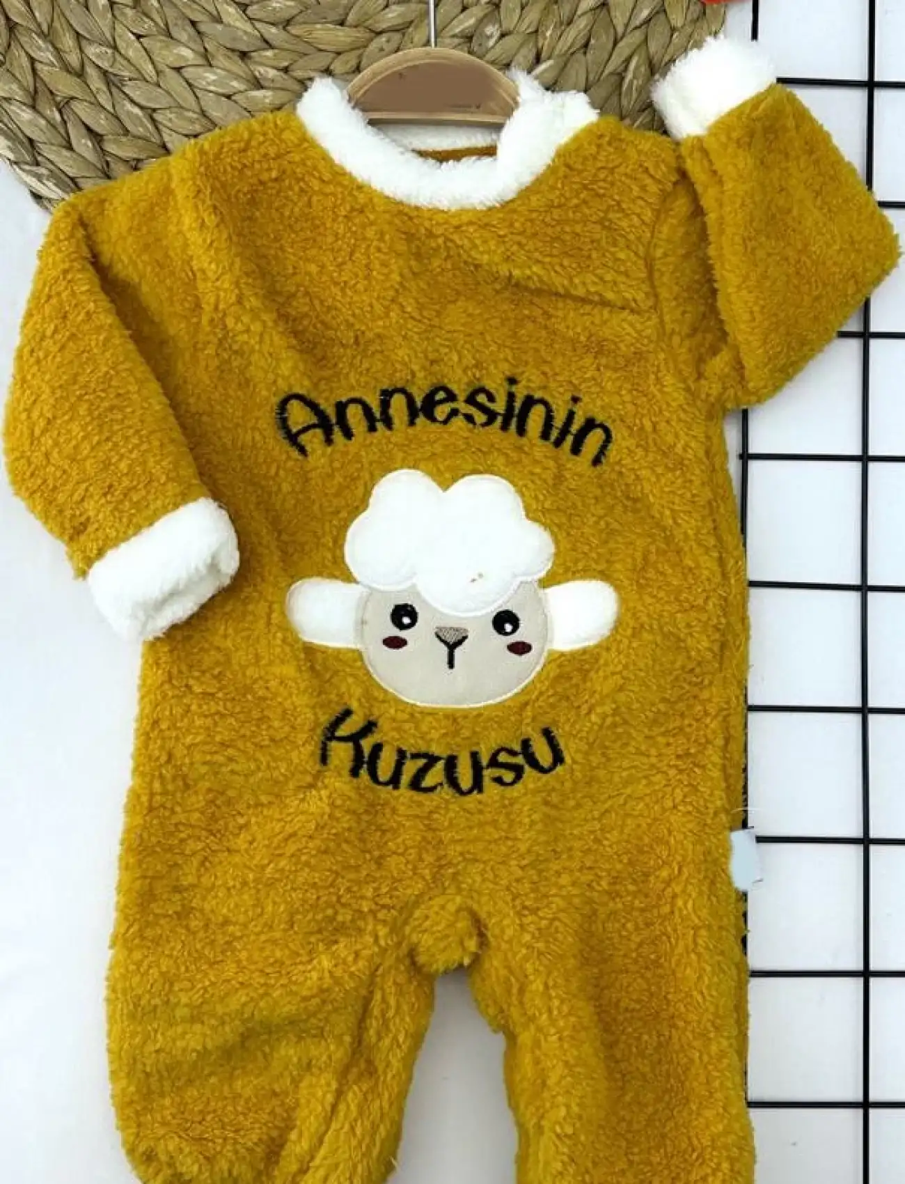 3-6-9-12 Ay Kuzu Tüylü Kumaş Annesinin Kuzusu Nakışlı Alttan Çıtçıtlı Kız Erkek Bebek Tulumu Hardal