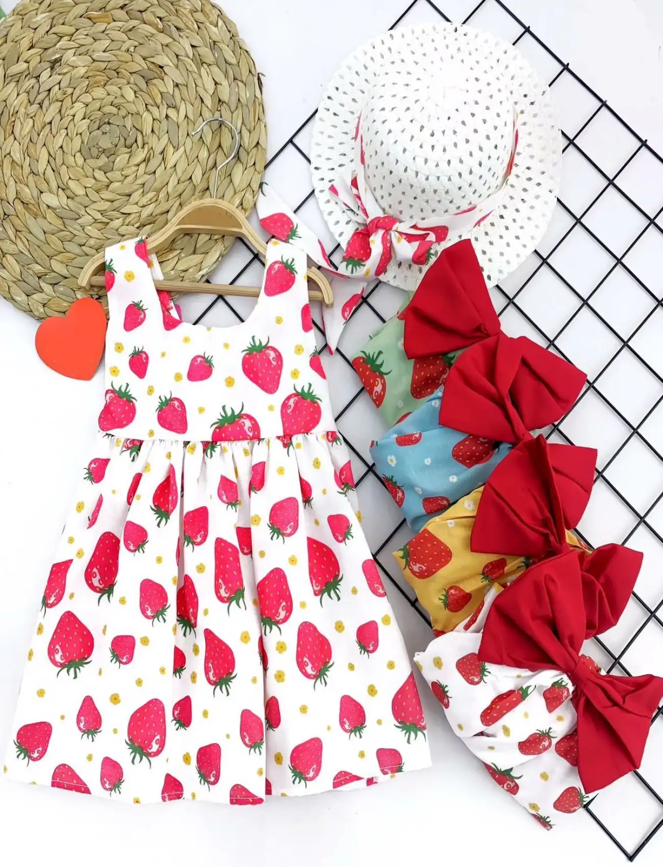 9-12-18-24 Ay Hasır Şapkalı Çilek Desenli Askılı 2li Kız Bebek Elbisesi Mavi