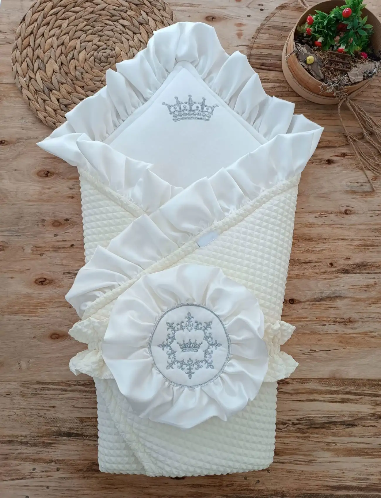 Yenidoğan Piramitland Soft Taç Nakışlı Bebek Battaniyesi Kundak Krem