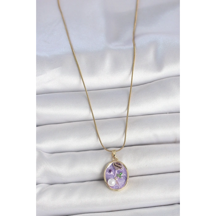 316L Çelik Gold Renk Zincir Mor Çiçek İşlemeli İnci Detay Portre Model Kadın Kolye