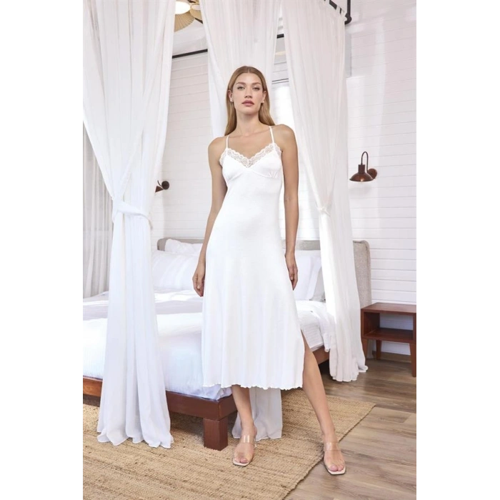 Arias Closet Dantelli ve Dekolteli Yırtmaçlı Gecelik