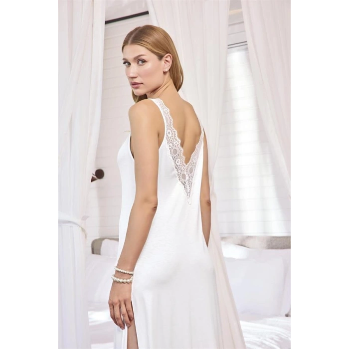 Arias Closet Göğüs ve Sırt Dekolteli Dantelli ve Yırtmaçlı Gecelik