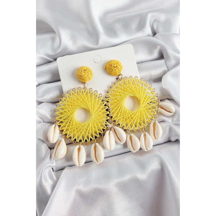 Sarı Hasır Örgü Sarmal Model Sallantılı Deniz Kabuğu Detaylı Gold Renk Kadın Küpe