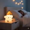 Yıldız Figürlü Pofuduk LED Gece Lambası – Yumuşak Dokulu Masaüstü Aydınlatma, Çocuk Odası ve Dekoratif Şarjlı Ortam Işığı (5047)