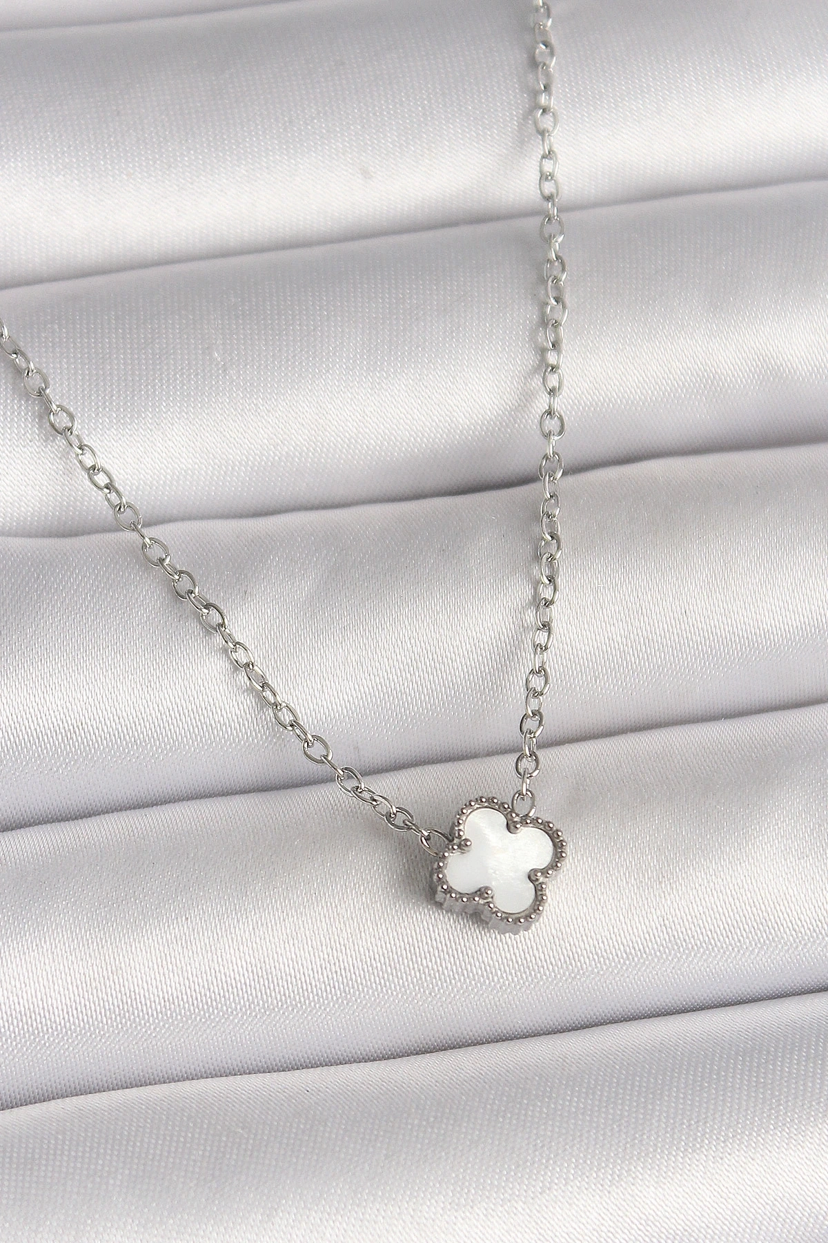 316L Çelik Gümüş Renk Beyaz Yonca Model Kadın Kolye