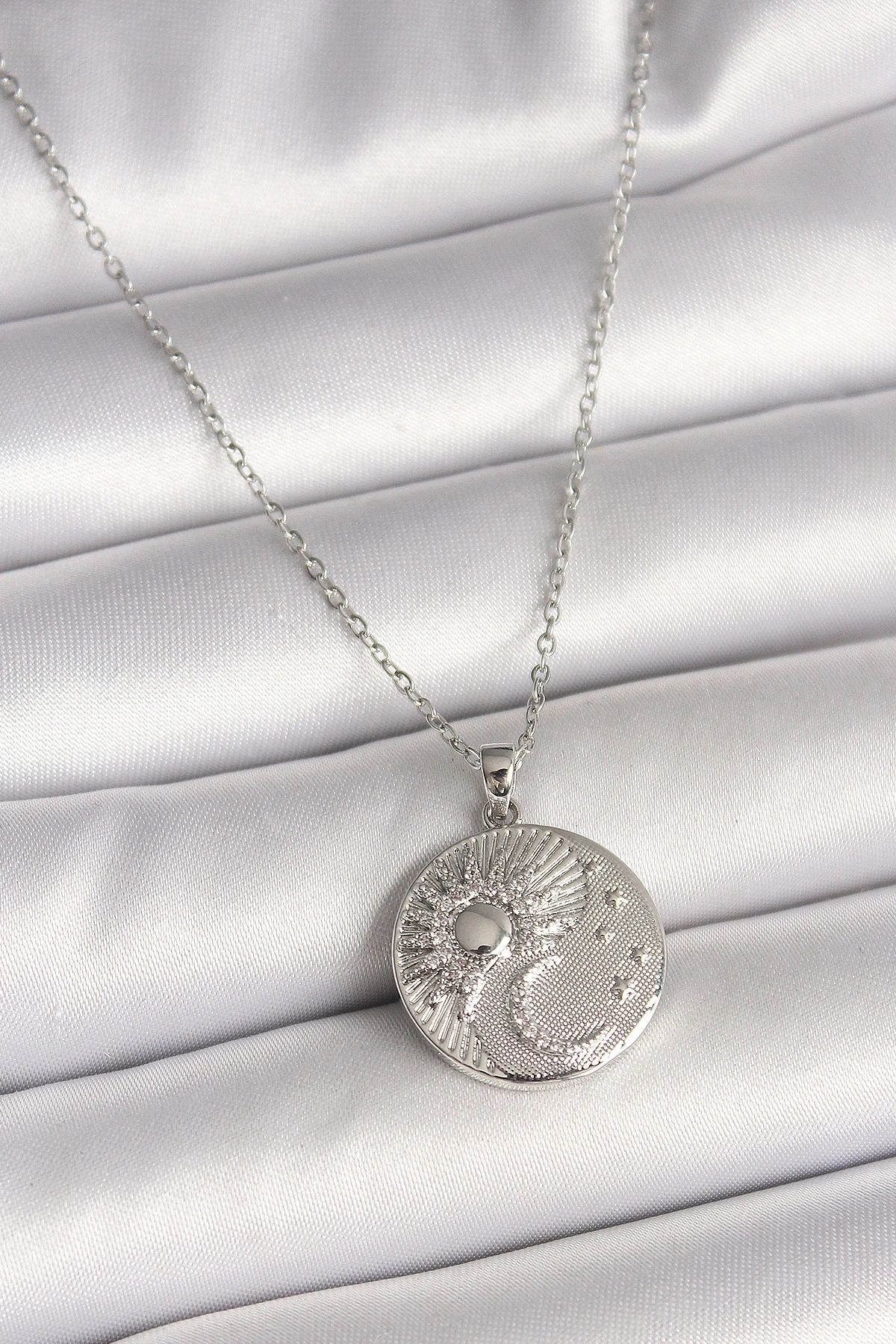 316L Çelik Gümüş Renk Zincir Zirkon Taşlı Ay Güneş İşlemeli Madalyon Model Kadın Kolye