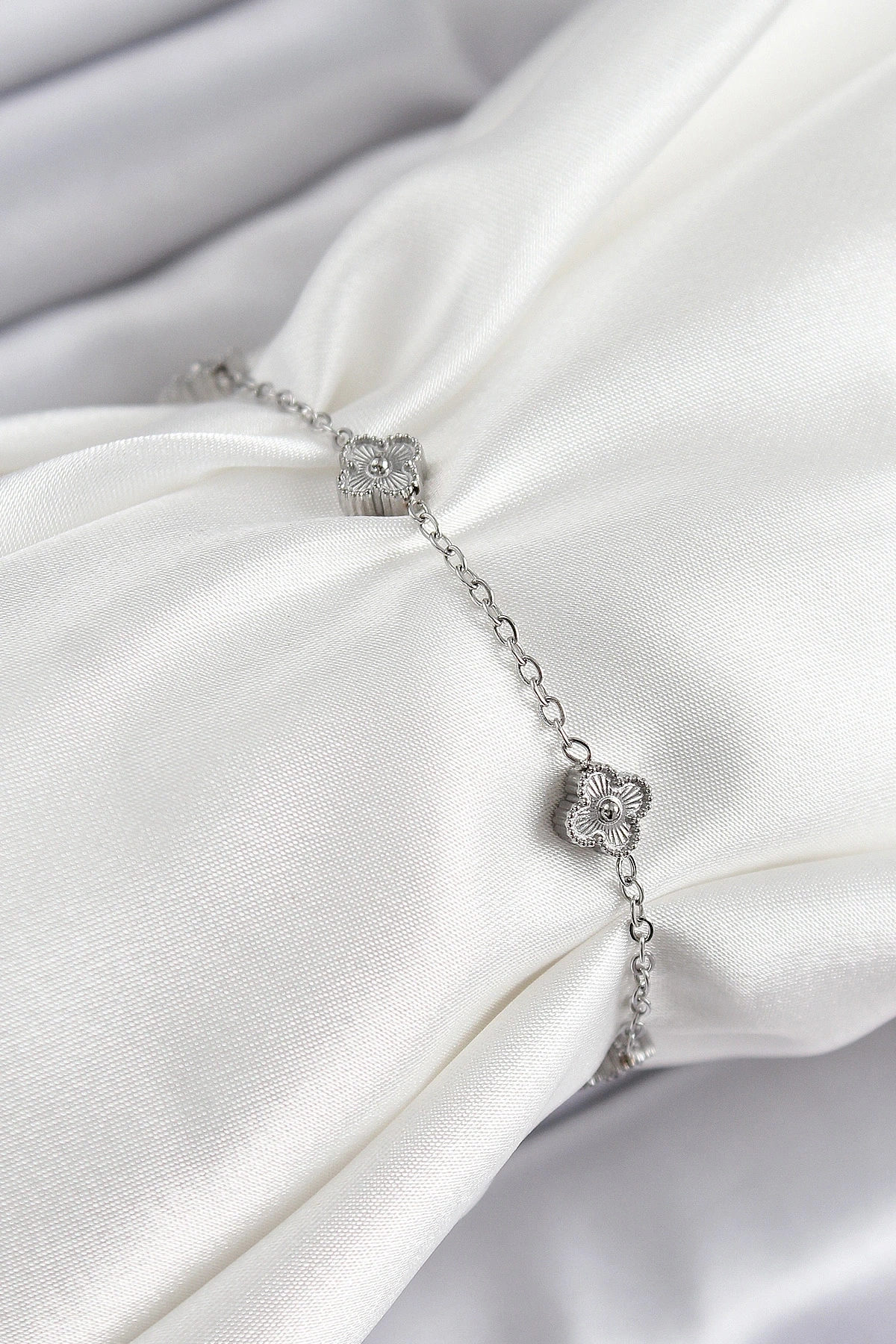 316L Çelik Yonca Model Gümüş Renk Kadın Bileklik