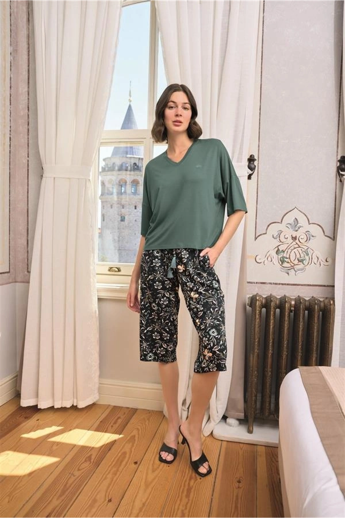 Arias Closet Çiçek ve Yaprak Desenli V Yaka Büyük Beden Kapri Takımı