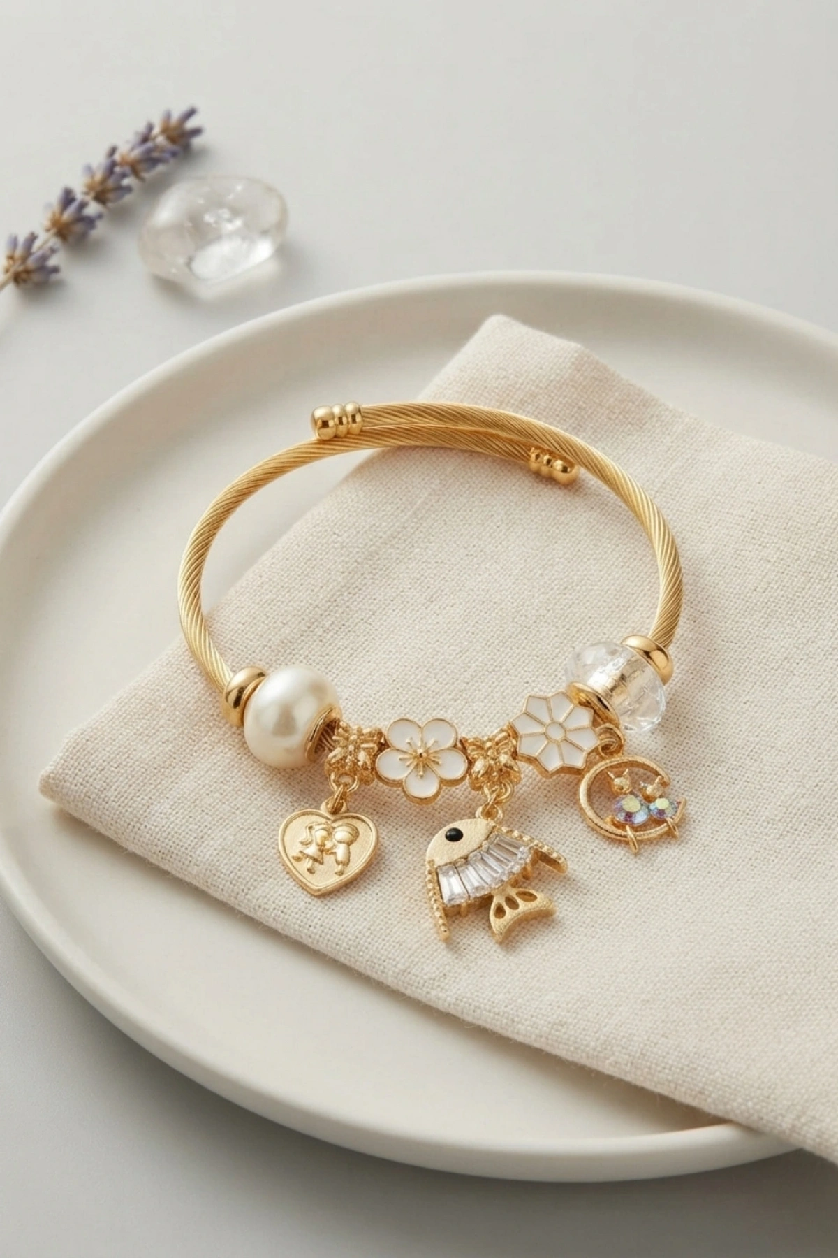 Balık Charmlı Beyaz Renk Gold Bileklik