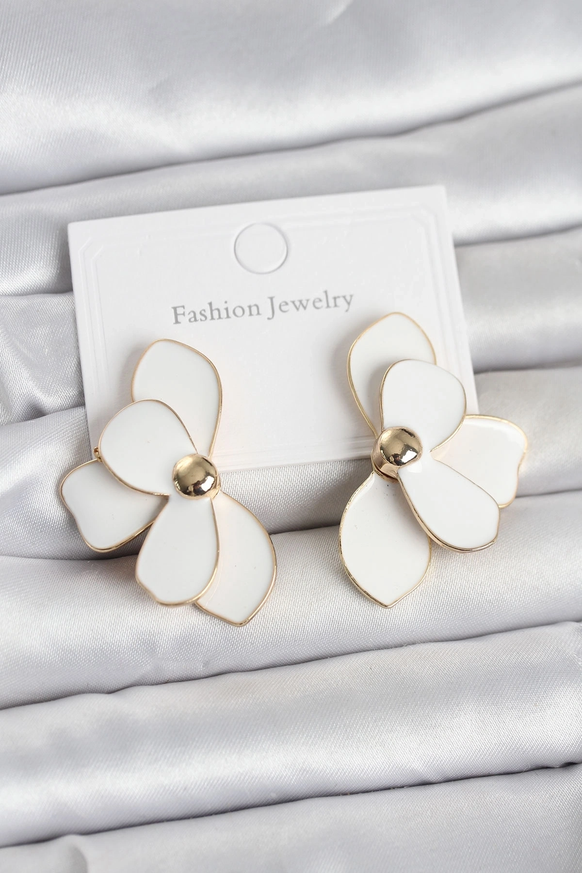 Beyaz Mineli Lotus Model Pirinç Kadın Küpe