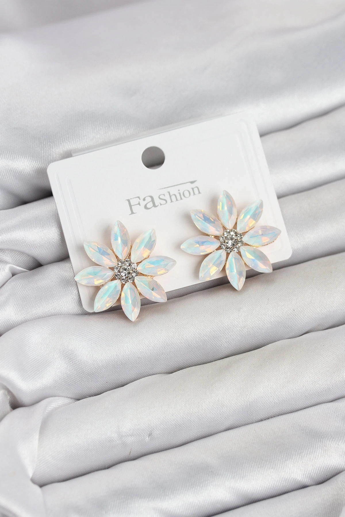 Beyaz Renk Kristal Taşlı Lotus Çiçek Model Kadın Küpe