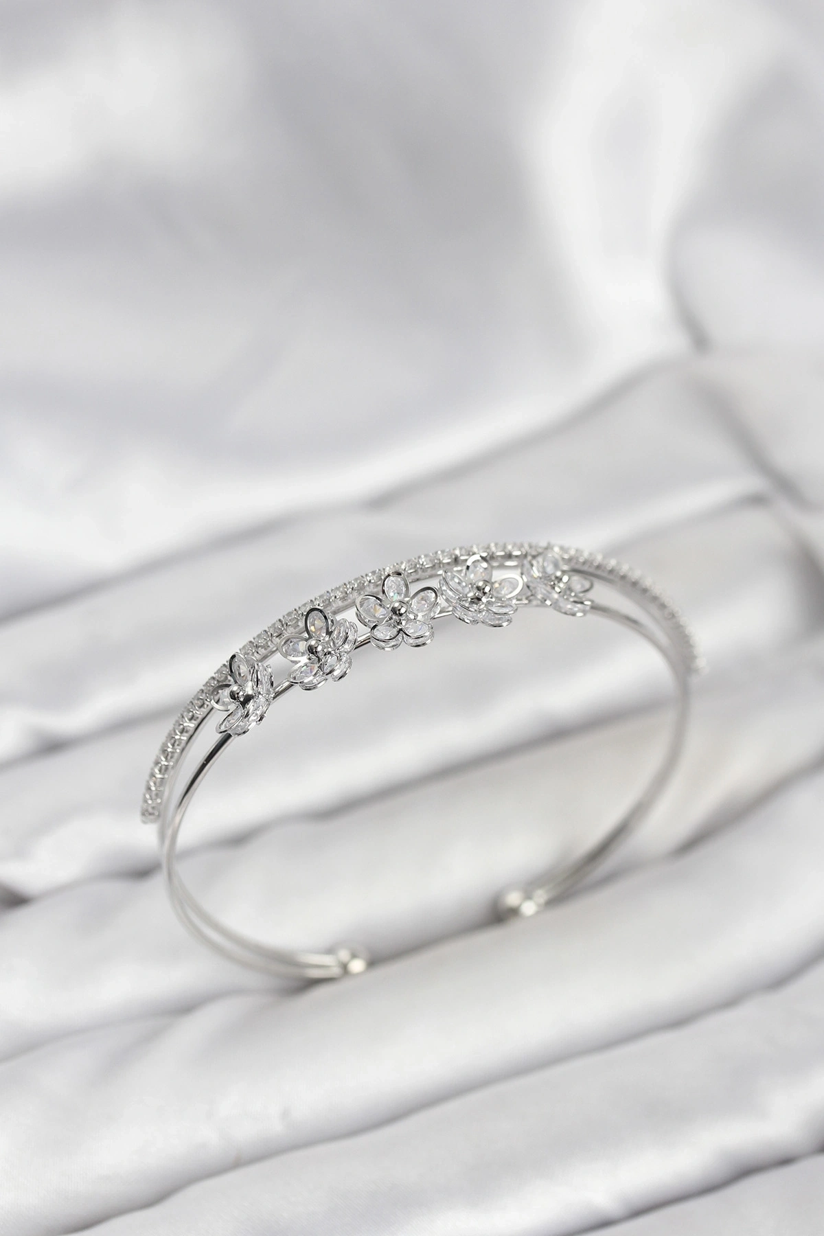 Çiçek Model Pirinç Gümüş Renk Kadın Bileklik