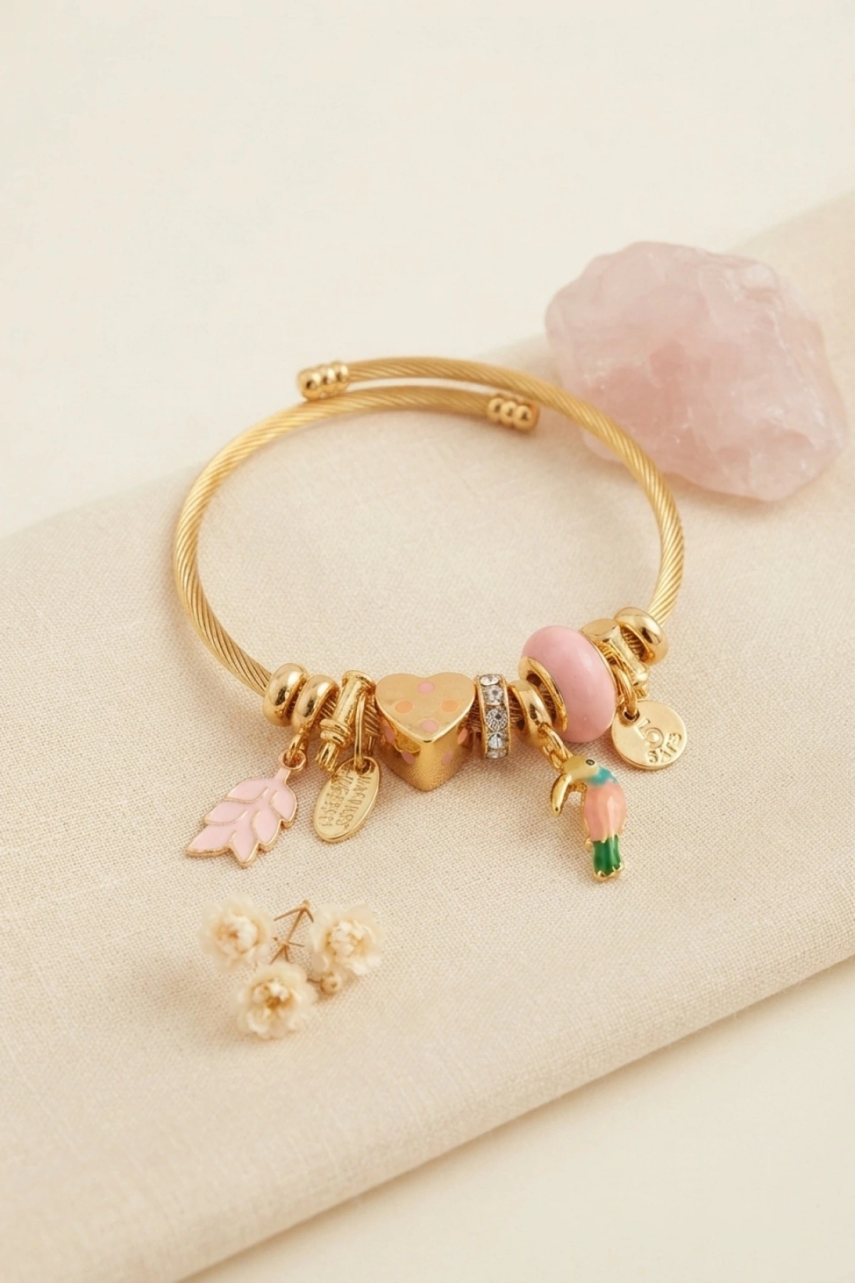 Kuş Figürlü Pembe Charmlı Gold Renk Bileklik