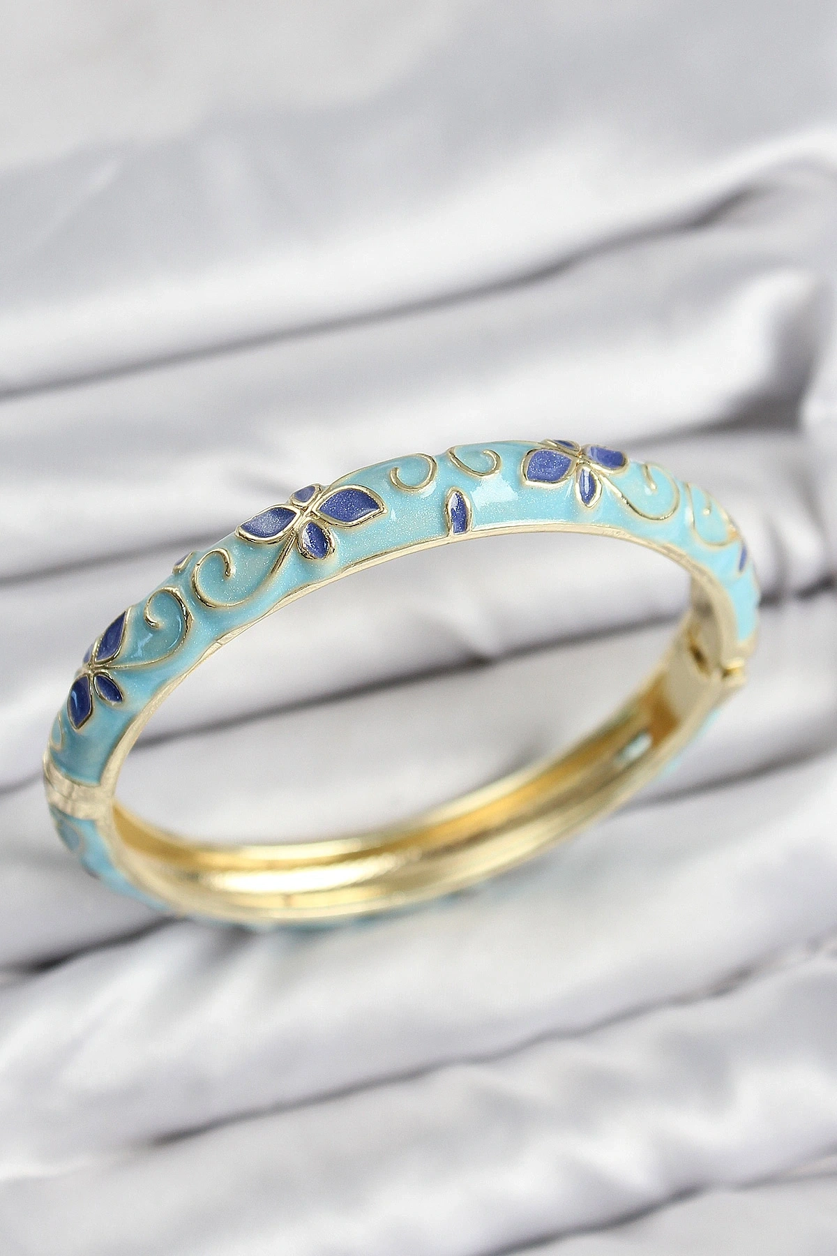 Mineli Pirinç Turkuaz Çiçek Motifli Gold Kadın Kelepçe