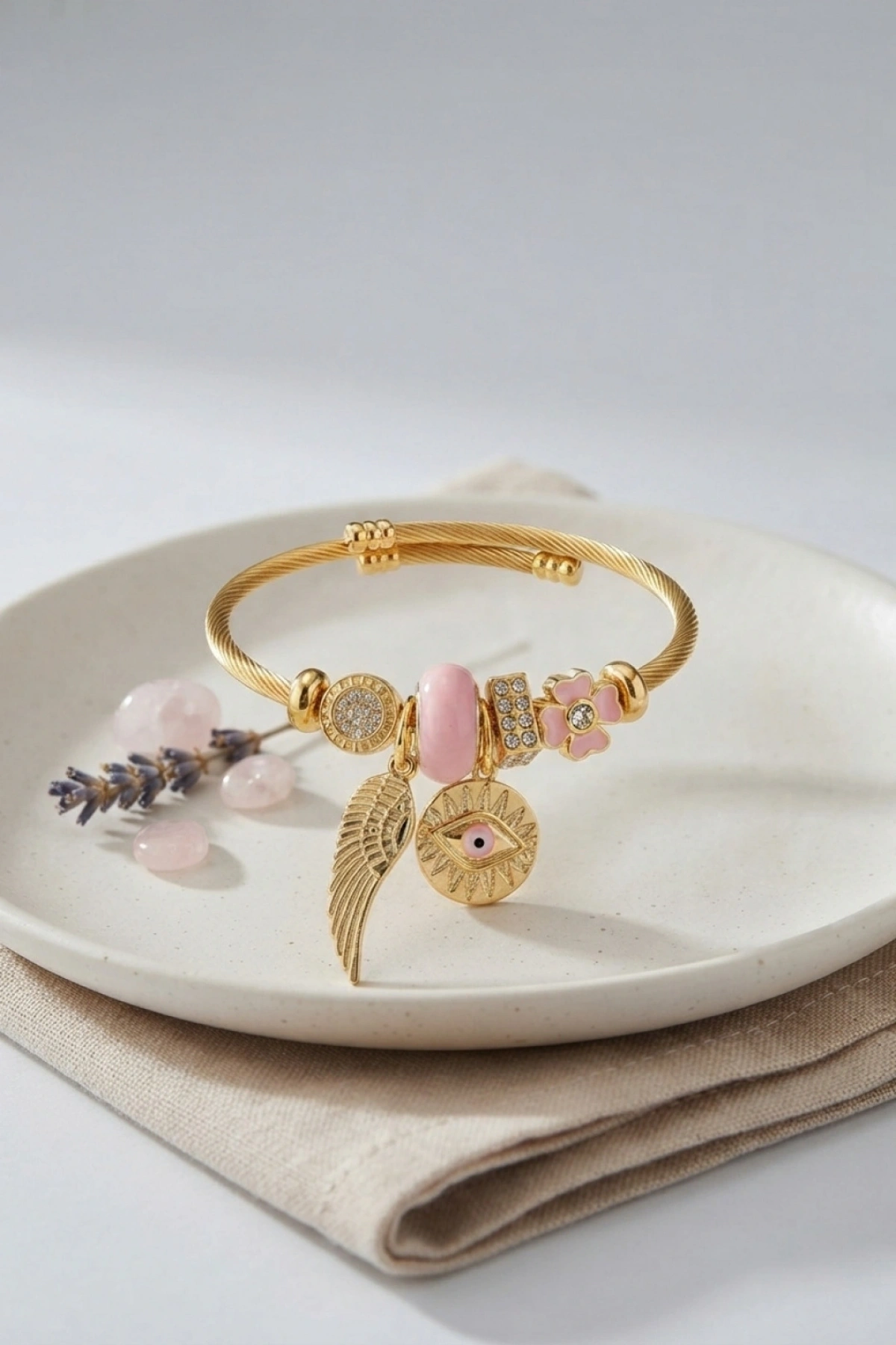 Pembe Göz Model Gold Renk Charmlı Bileklik
