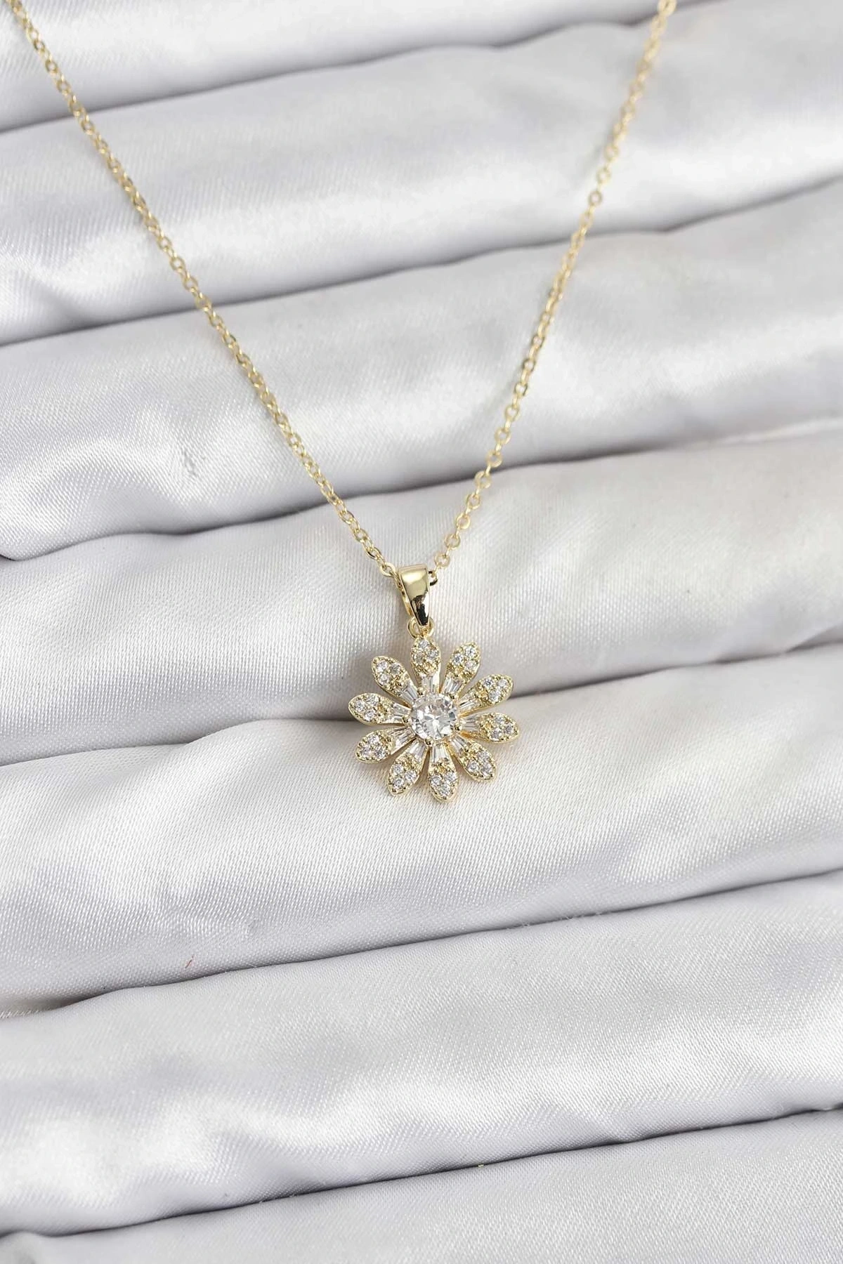 Pirinç Gold Renk Çiçek Model Kadın Kolye