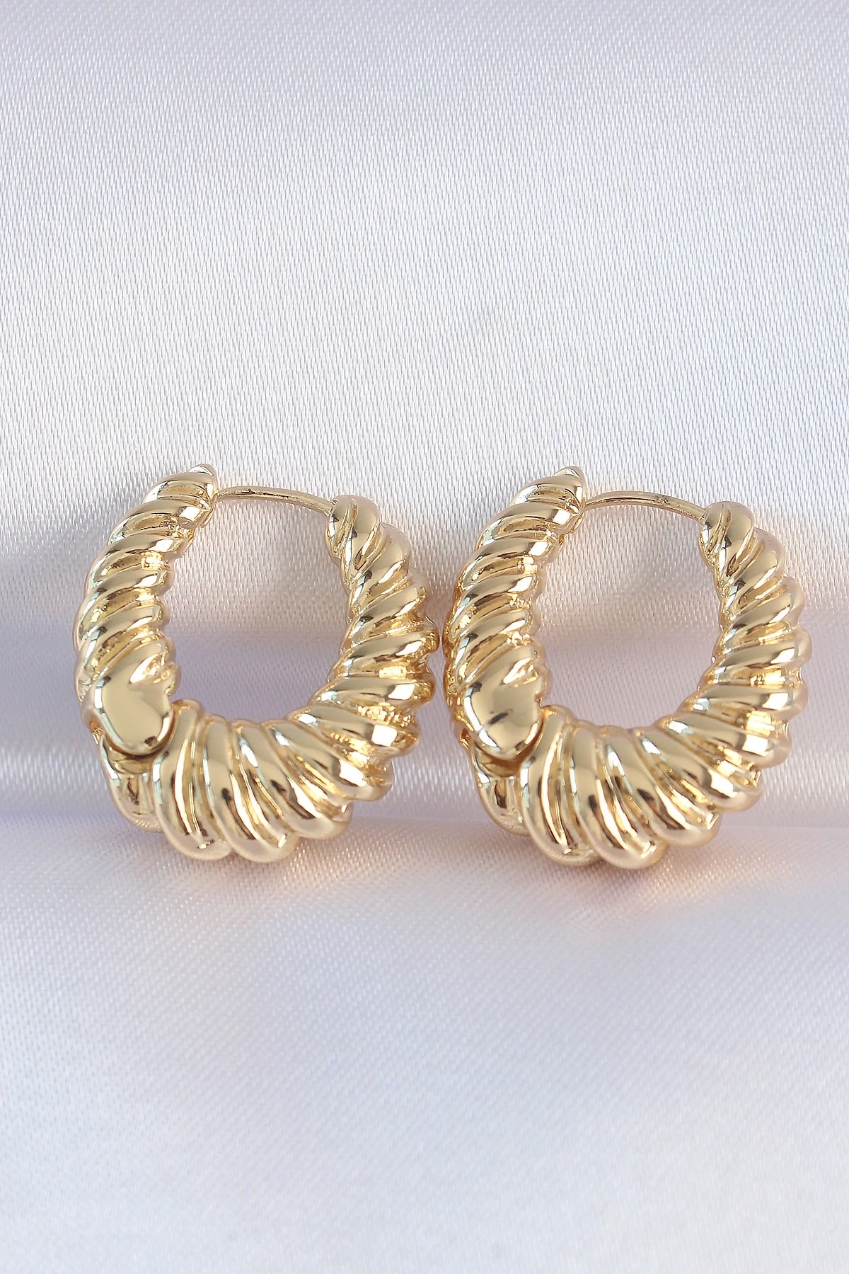 Pirinç Gold Renk Tırtık Detay Bombeli Halka Küpe