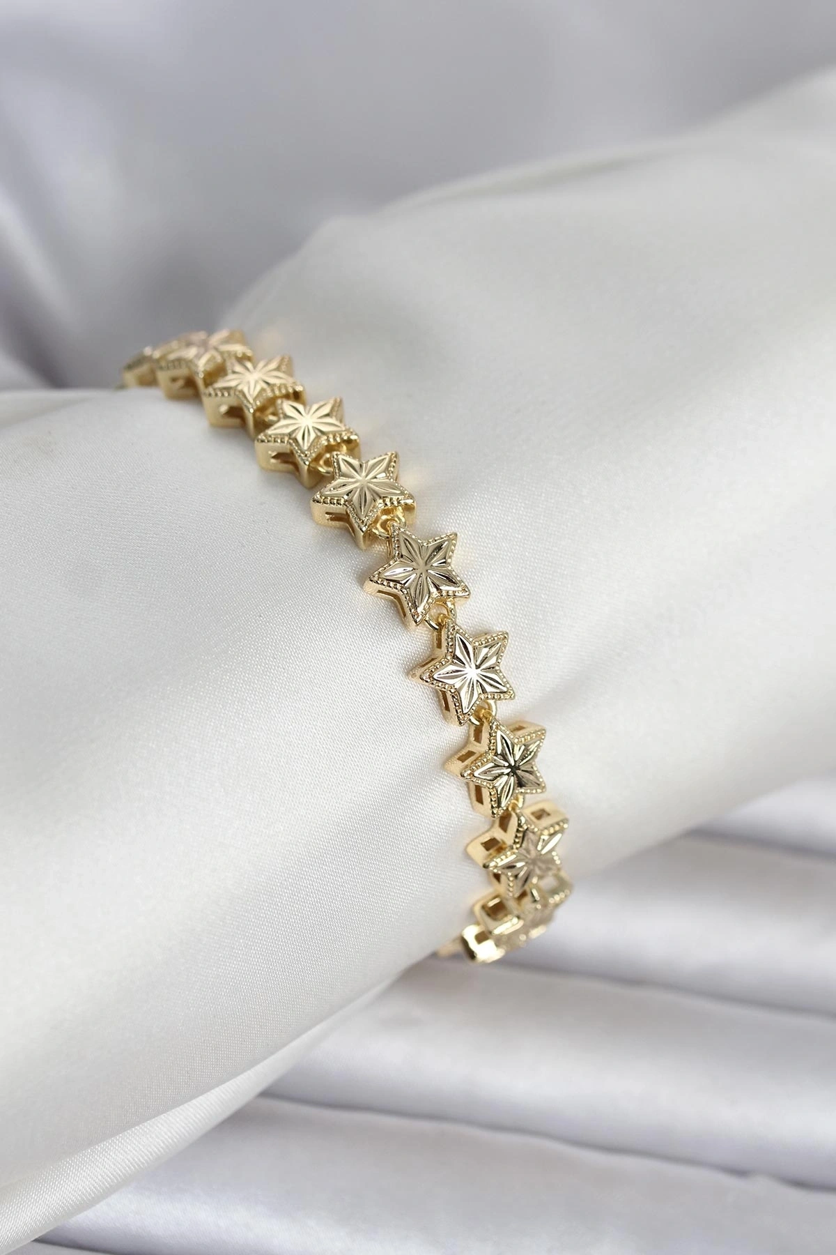 Pirinç Gold Renk Yıldız Model Kadın Bileklik