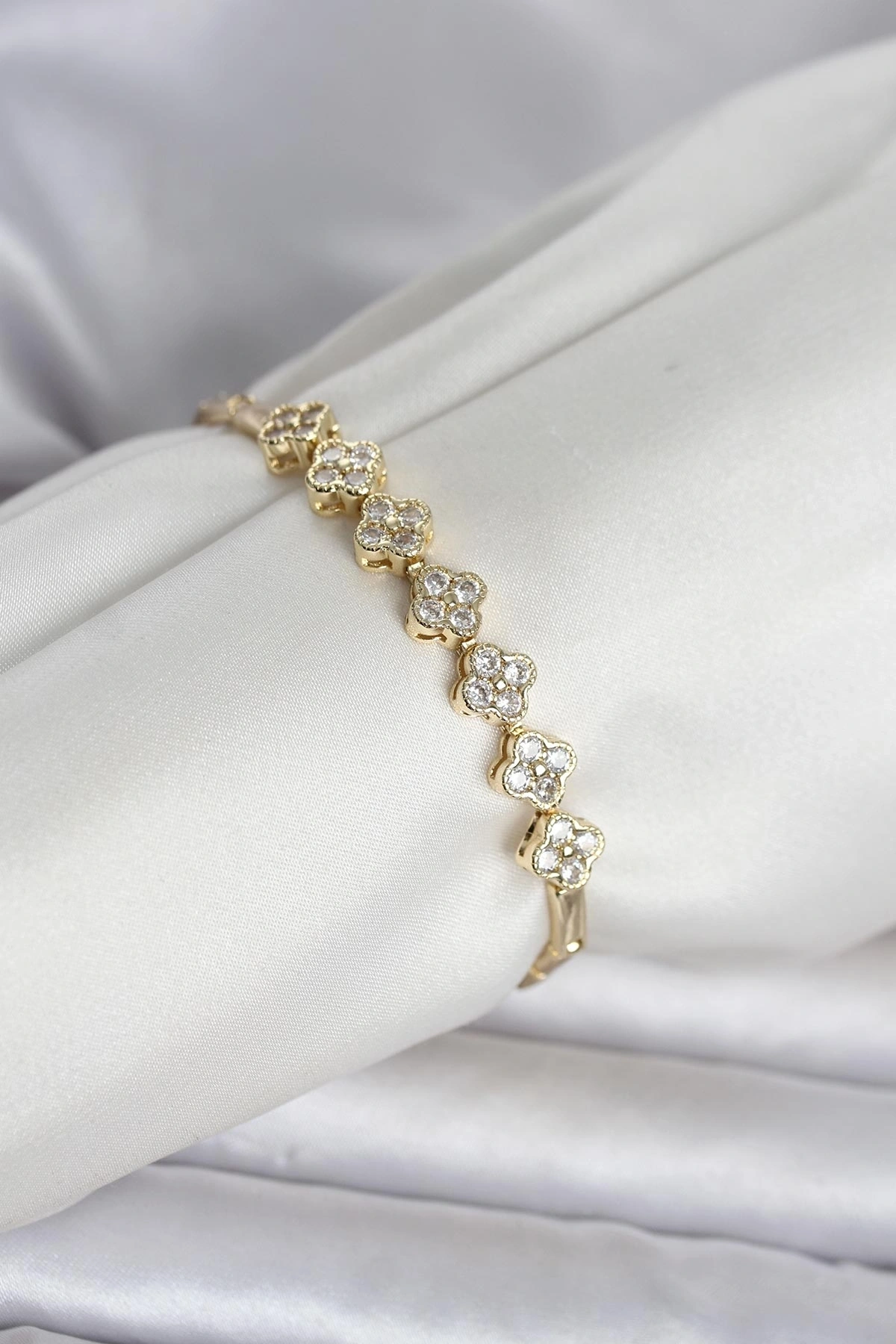 Pirinç Gold Renk Yonca Model Zirkon Taşlı Kadın Bileklik