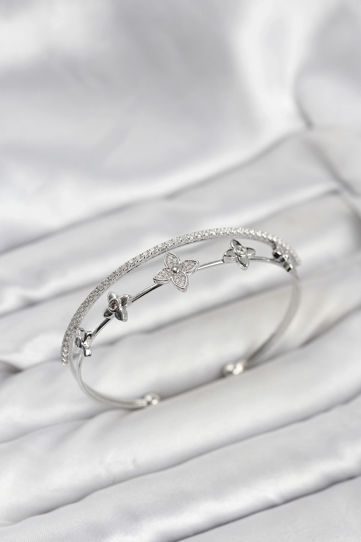 Pirinç Gümüş Renk Çiçek Model Kadın Bileklik