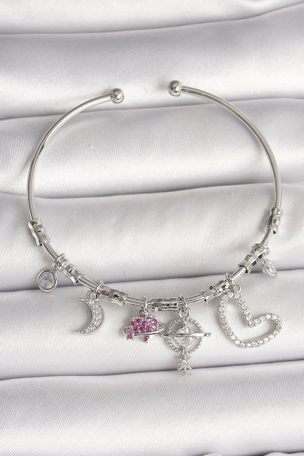 Pirinç Gümüş Renk Sallantı Zirkon Taşlı Gezegen Figür Kalp Detay Charm Kadın Bileklik