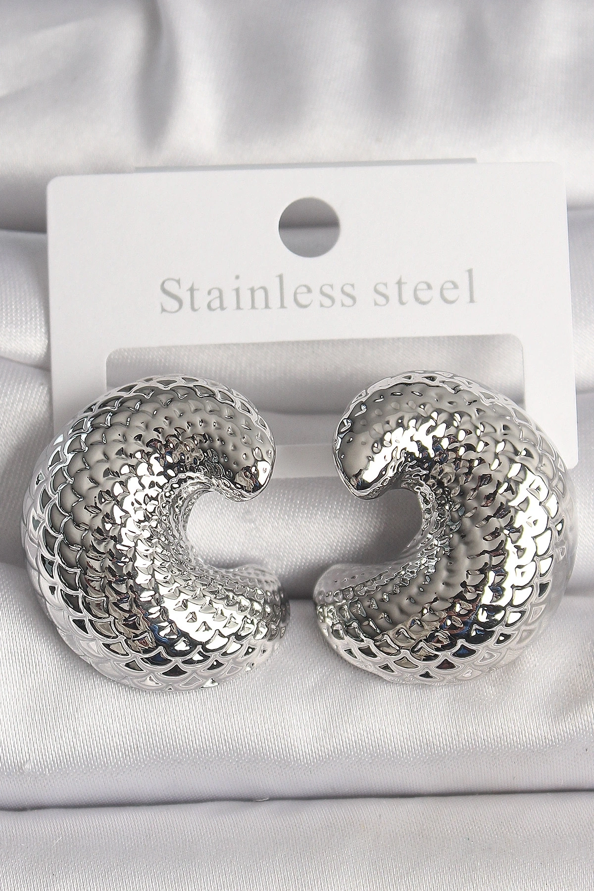 Pirinç Gümüş Renk Yılan Sırtı İşlemeli Yarım Halka Model Kadın Küpe