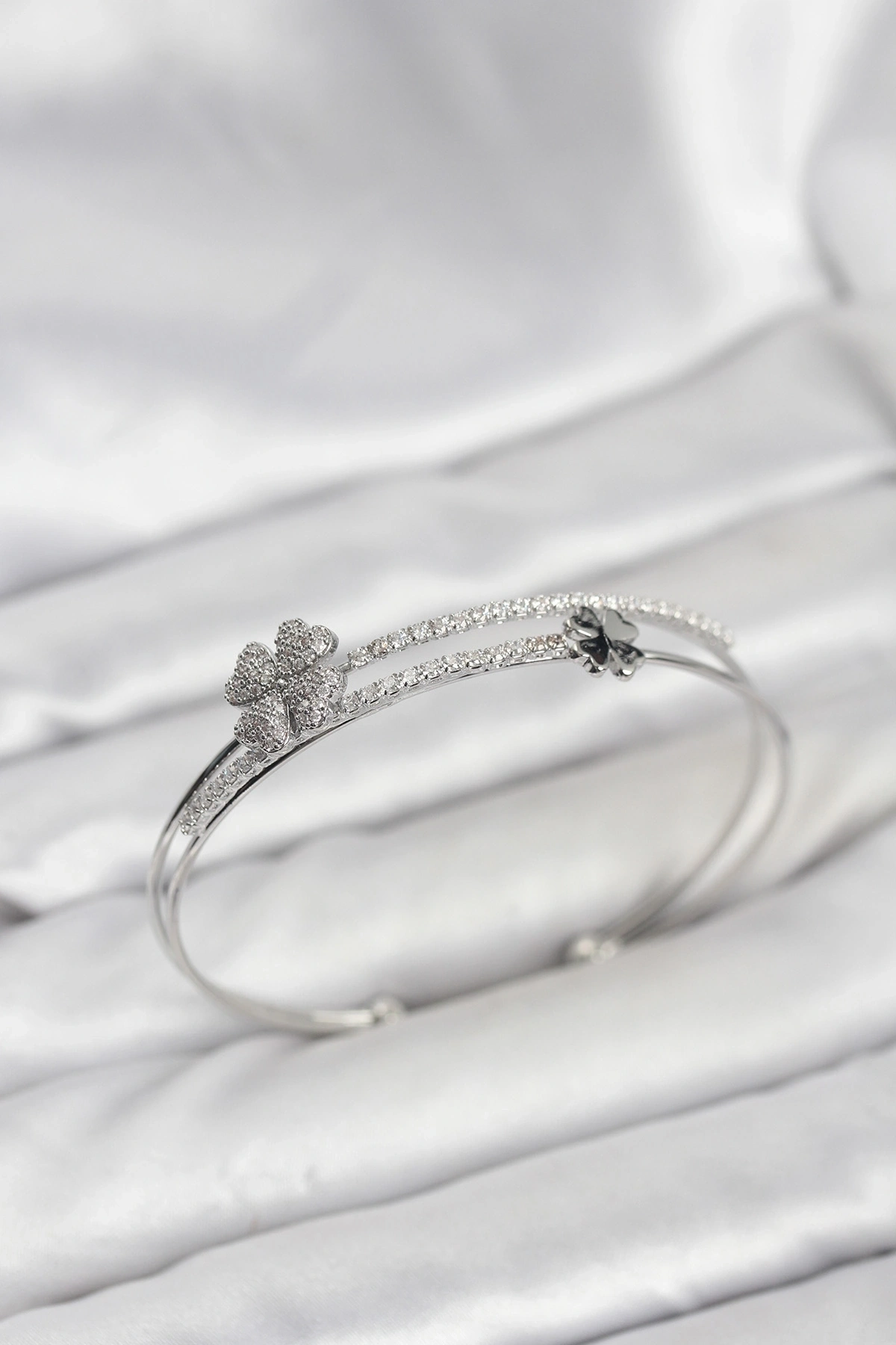 Pirinç Gümüş Renk Yonca Model Kadın Bileklik