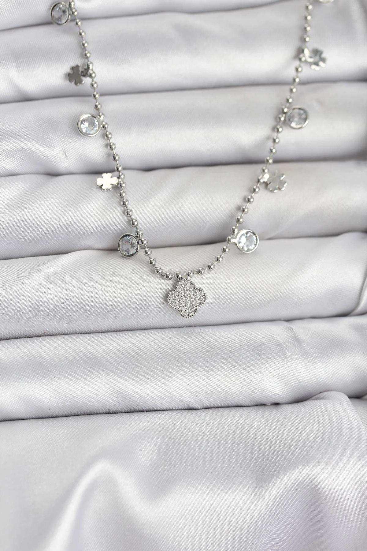 Pirinç Gümüş Renk Yonca Model Kadın Kolye