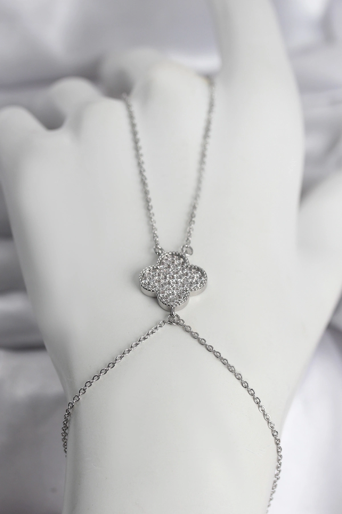 Pirinç Gümüş Renk Yonca Model Kadın Şahmeran