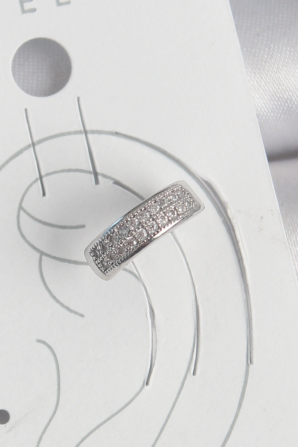 Pirinç Gümüş Renk Zirkon Taşlı Kıkırdak Model Kadın Küpe