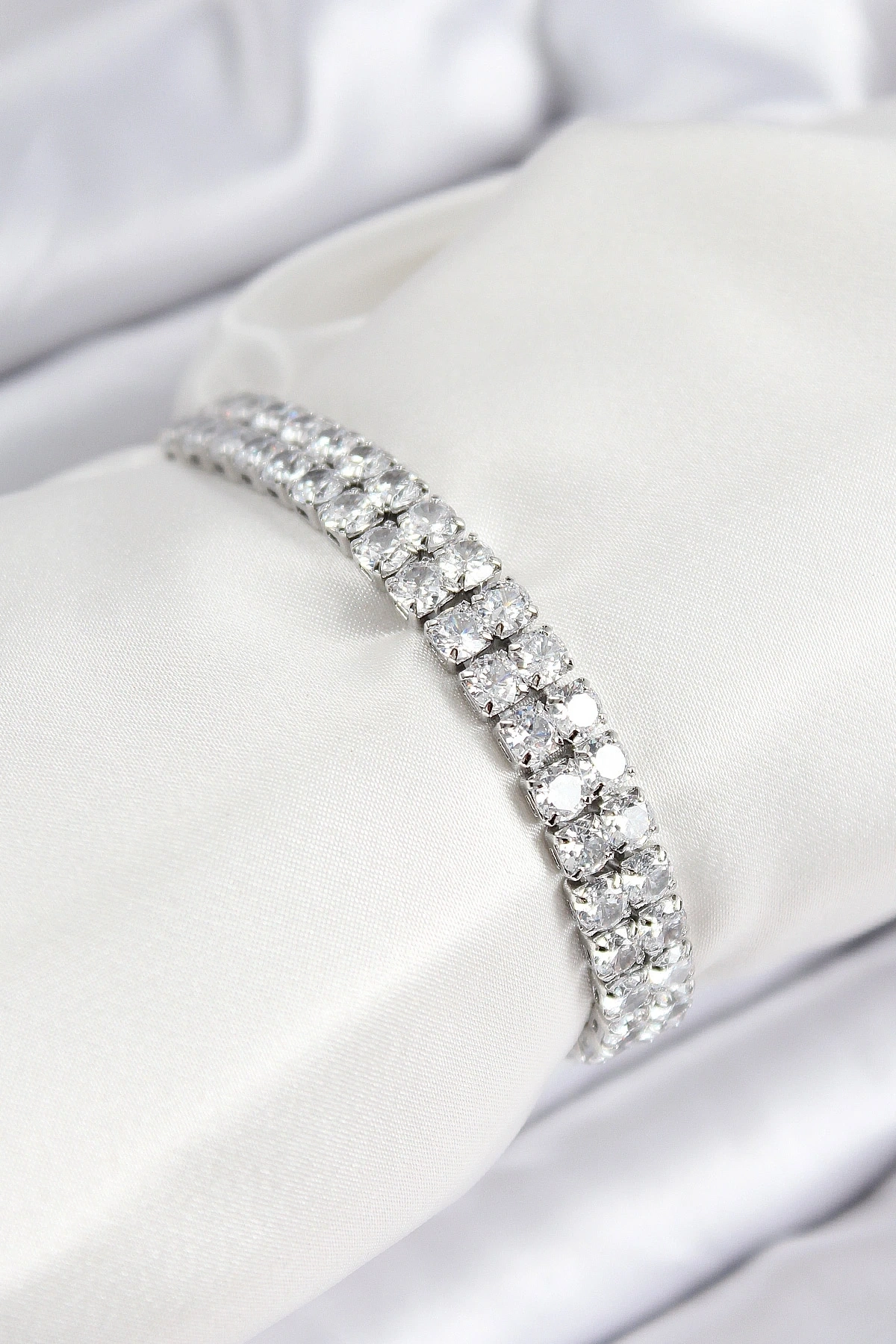 Pirinç Zirkon Taşlı Çift Sıra Kare Model Gümüş Renk Asansörlü Kadın Bileklik