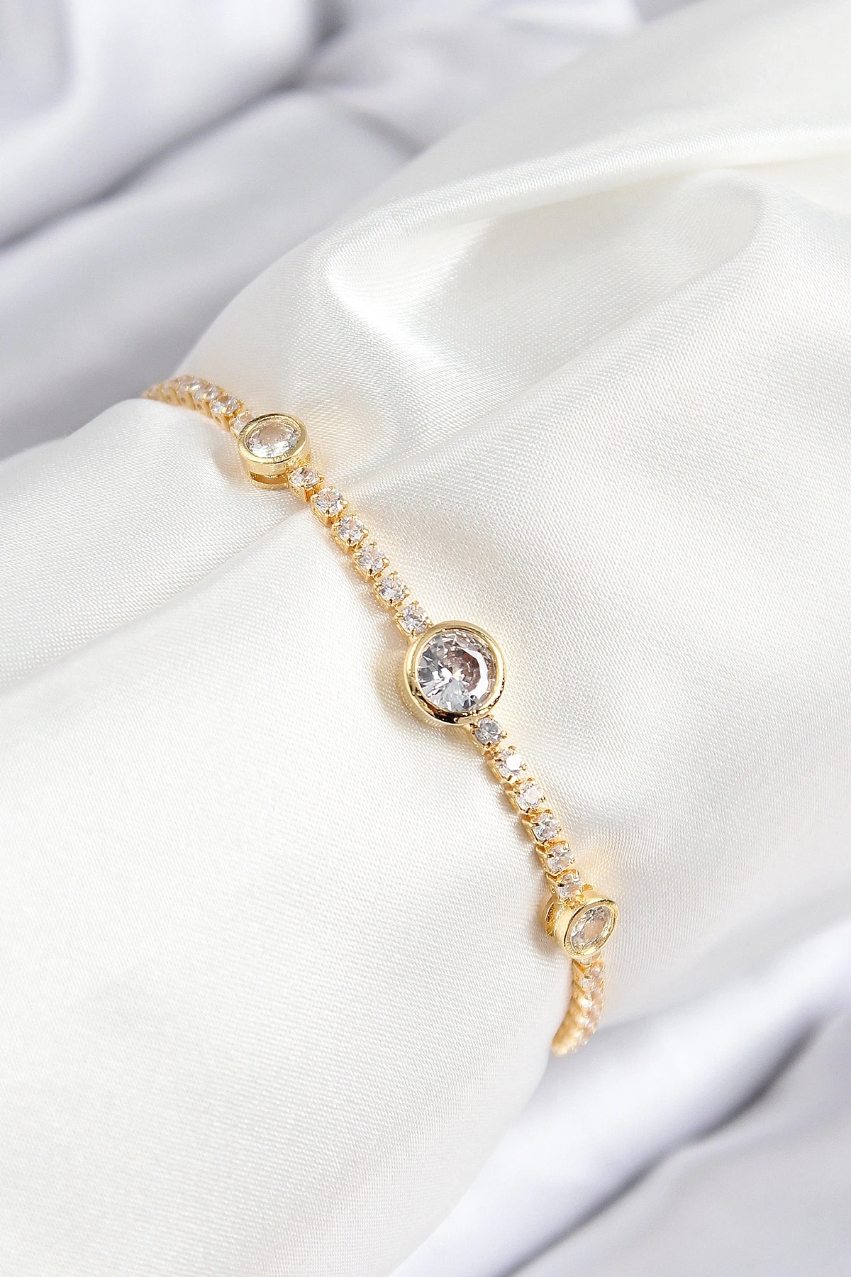 Pirinç Zirkon Taşlı Daire Model Gold Renk Asansörlü Kadın Bileklik