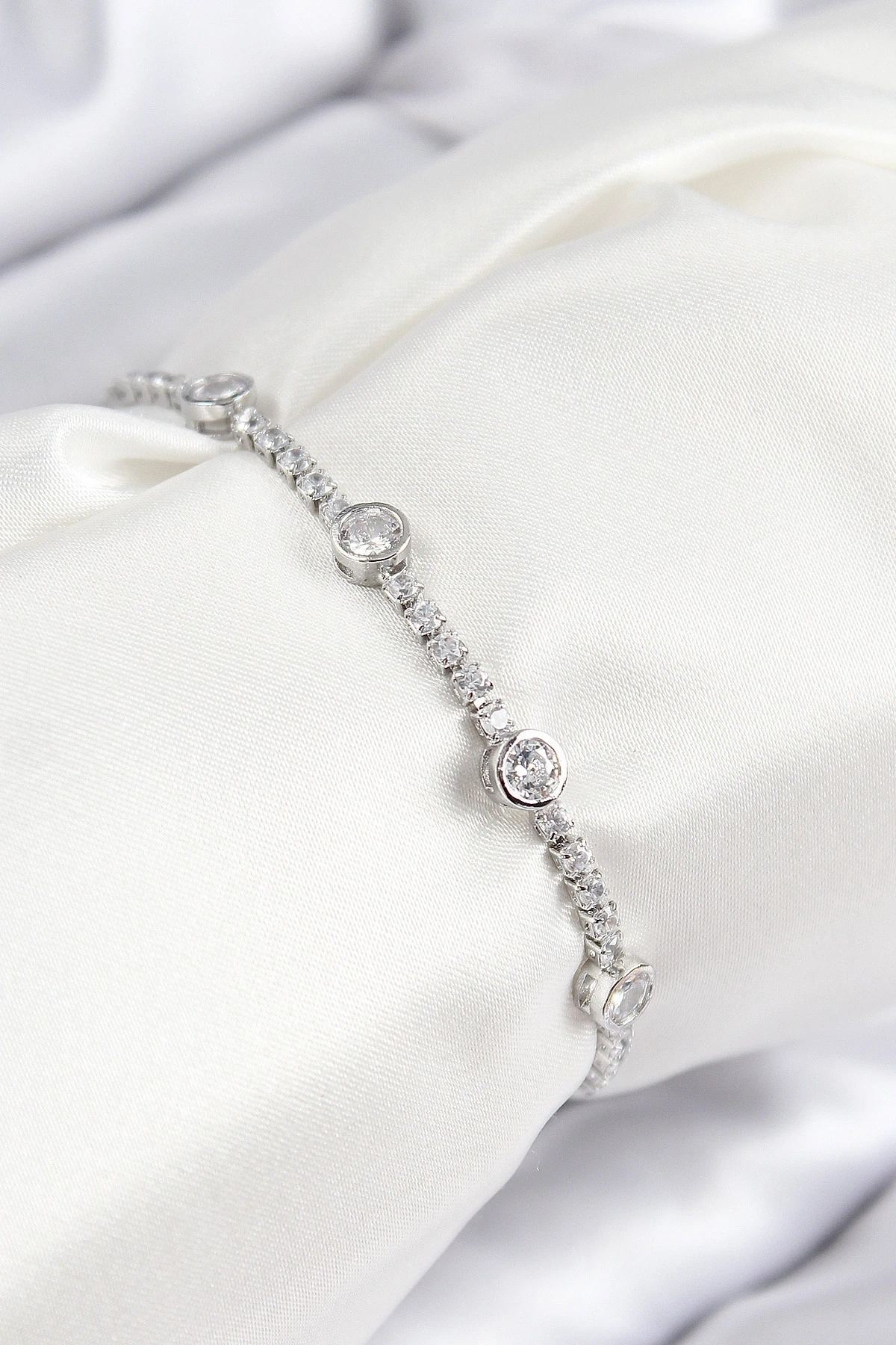 Pirinç Zirkon Taşlı Daire Model Gümüş Renk Asansörlü Kadın Bileklik