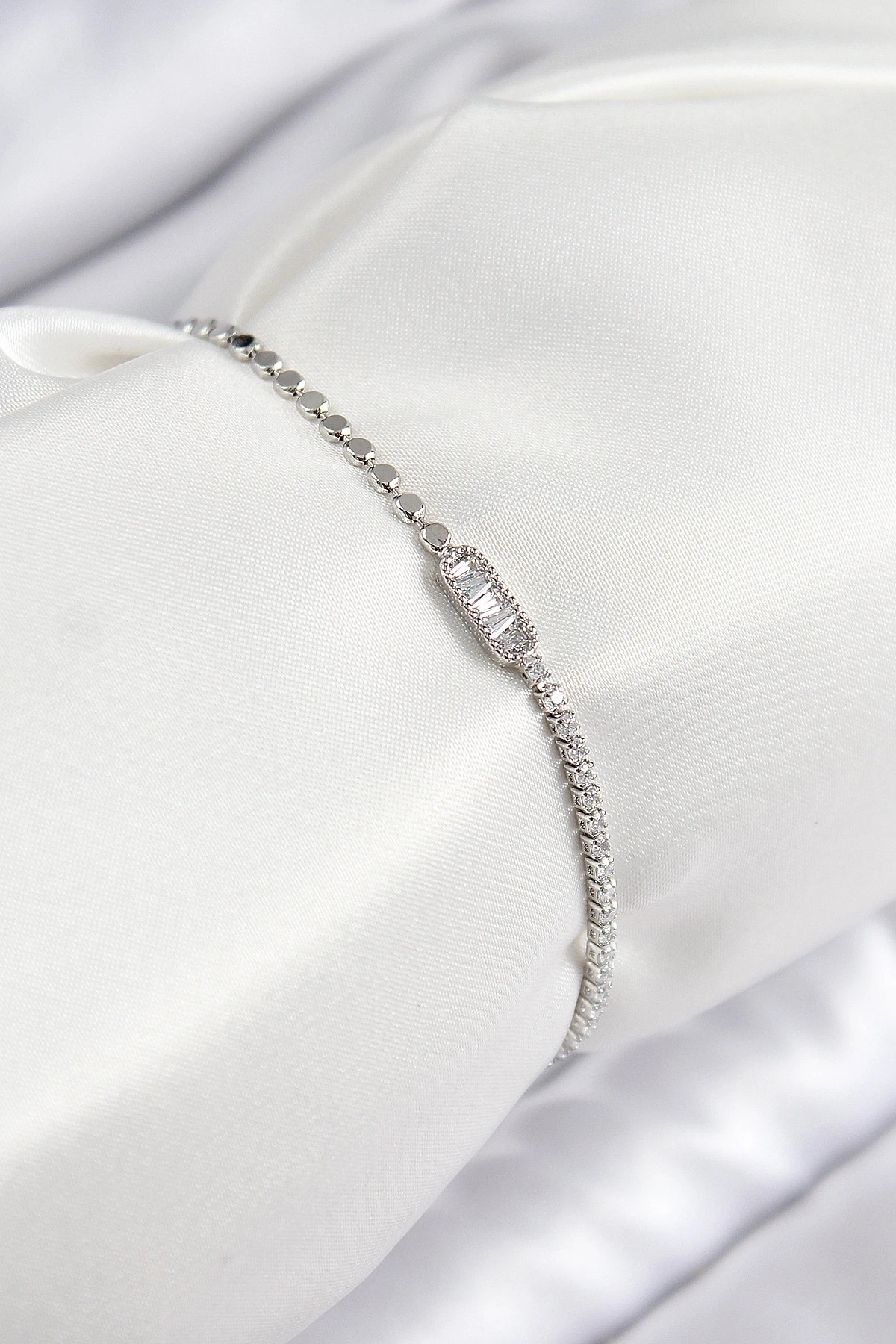 Pirinç Zirkon Taşlı Dikdörtgen Model Ezme Zincir Gümüş Renk Kadın Bileklik