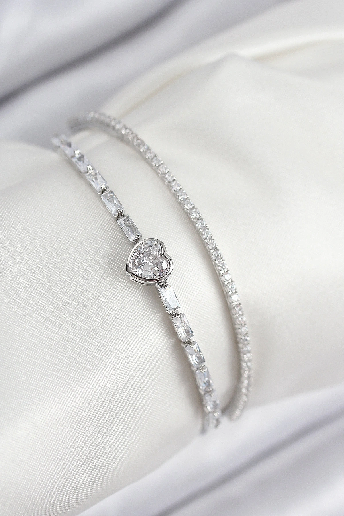 Pirinç Zirkon Taşlı Kalp Model Gümüş Renk Kadın Bileklik