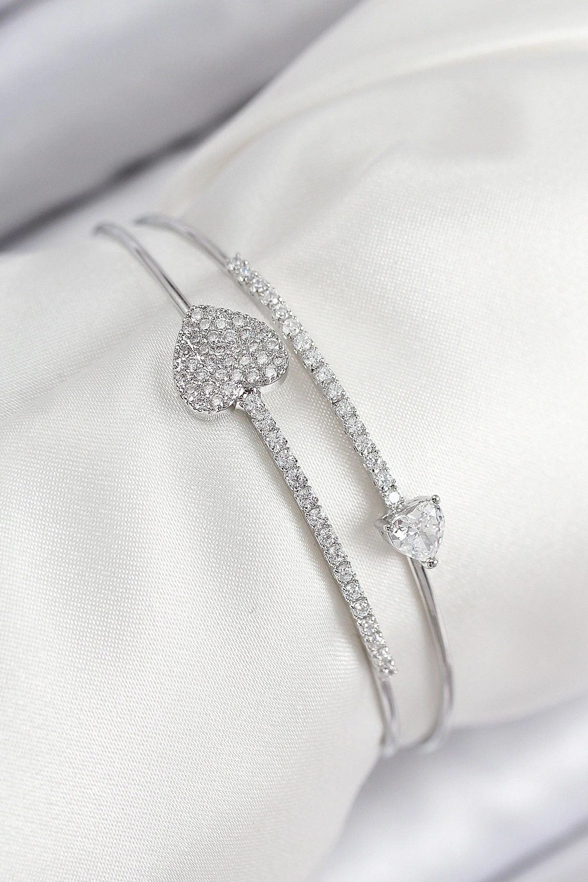 Pirinç Zirkon Taşlı Kalp Model Gümüş Renk Kadın Bileklik