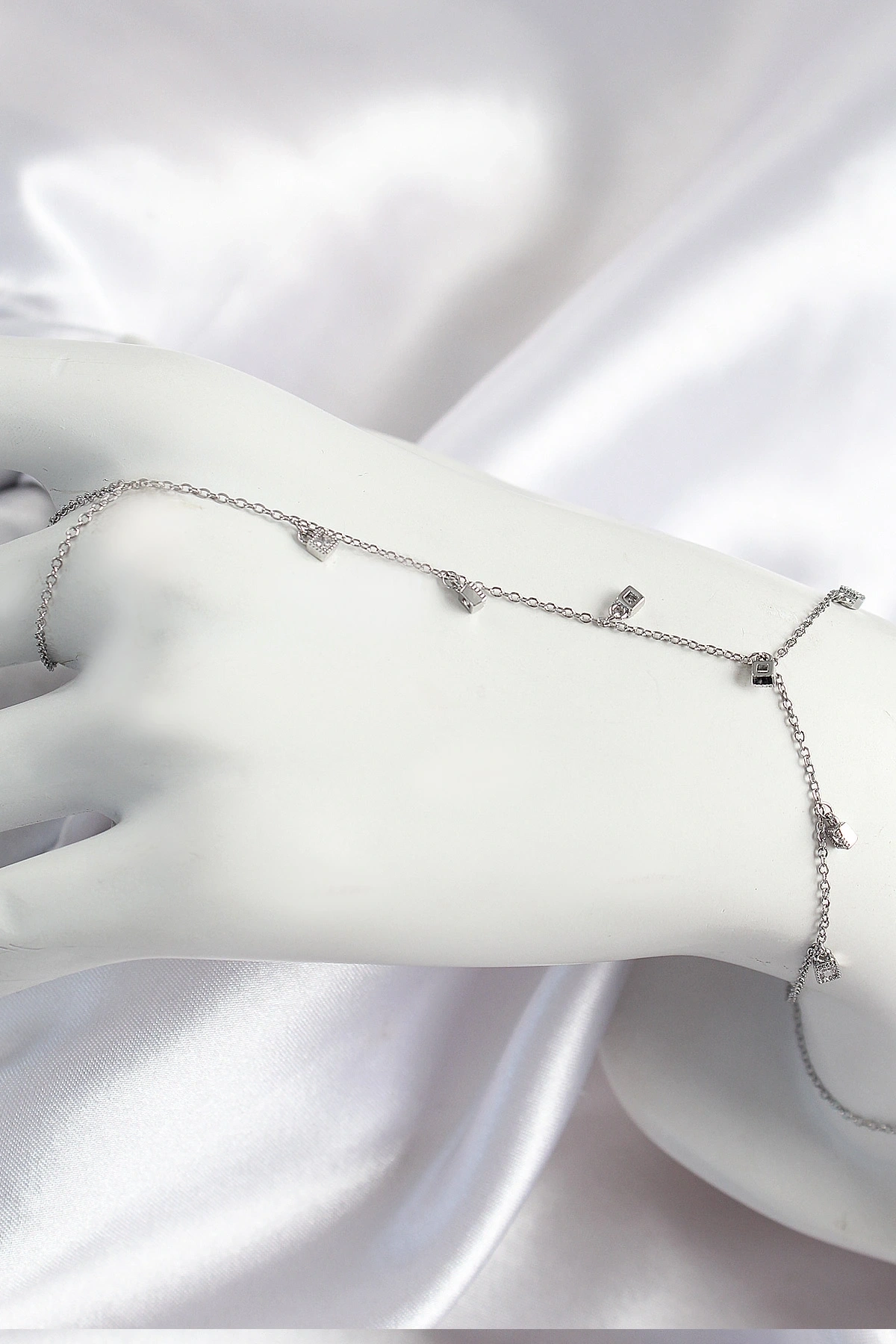 Pirinç Zirkon Taşlı Sallantılı Model Gümüş Renk Kadın Şahmeran