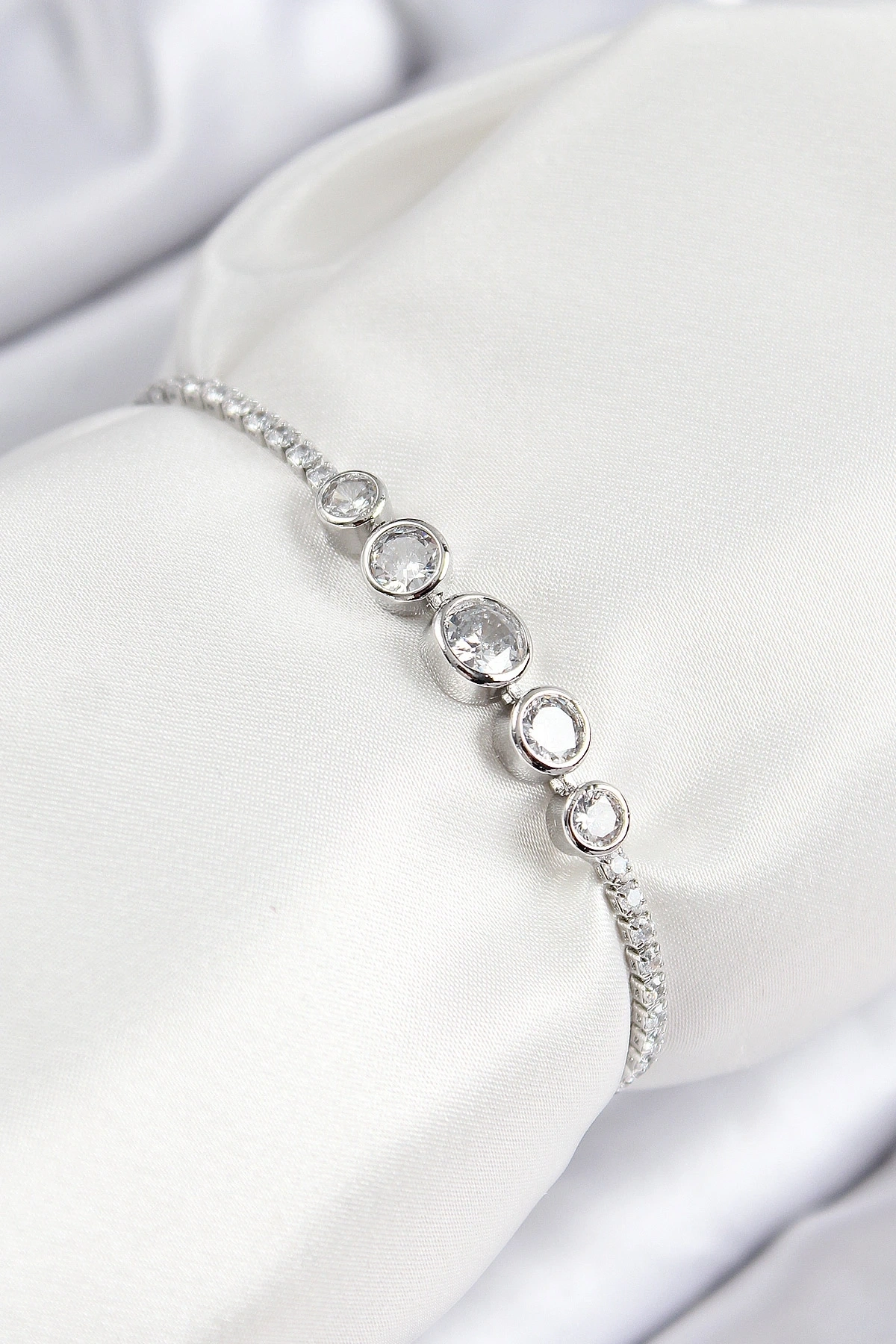 Pirinç Zirkon Taşlı Sıralı Daire Model Gümüş Renk Asansörlü Kadın Bileklik