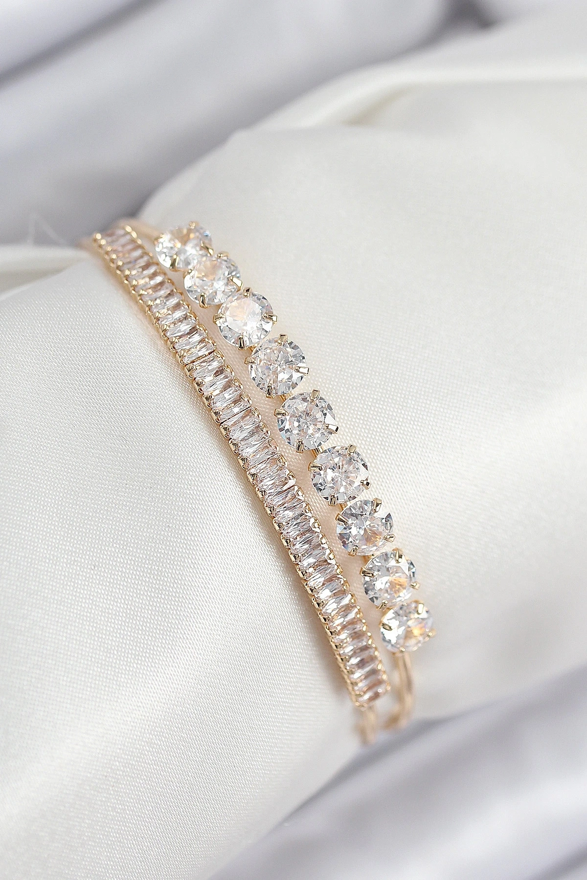 Pirinç Zirkon Taşlı Su Yolu Model Gold Renk Kadın Bileklik