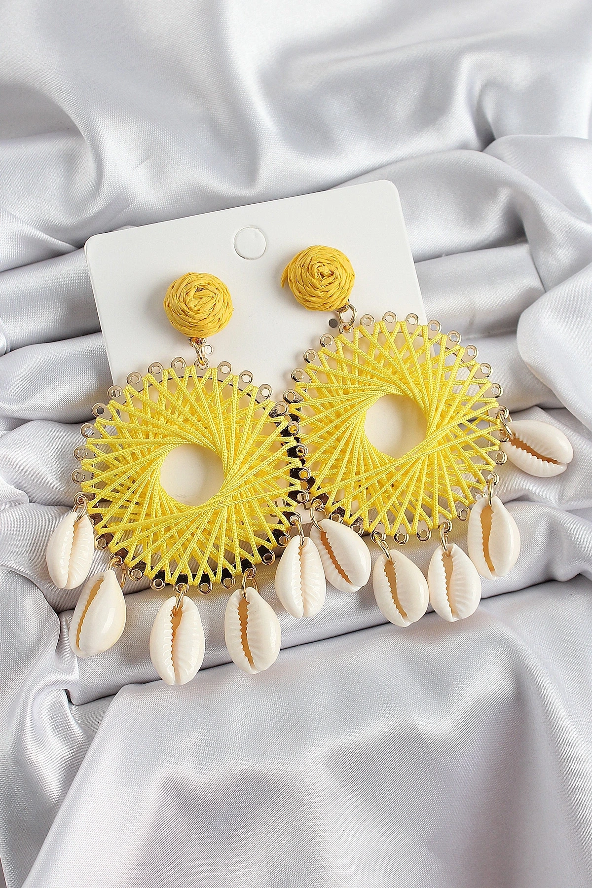 Sarı Hasır Örgü Sarmal Model Sallantılı Deniz Kabuğu Detaylı Gold Renk Kadın Küpe