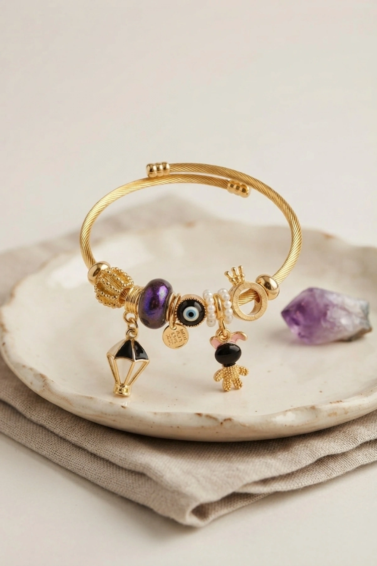 Siyah Uçan Model Charmlı Gold Renk Bileklik