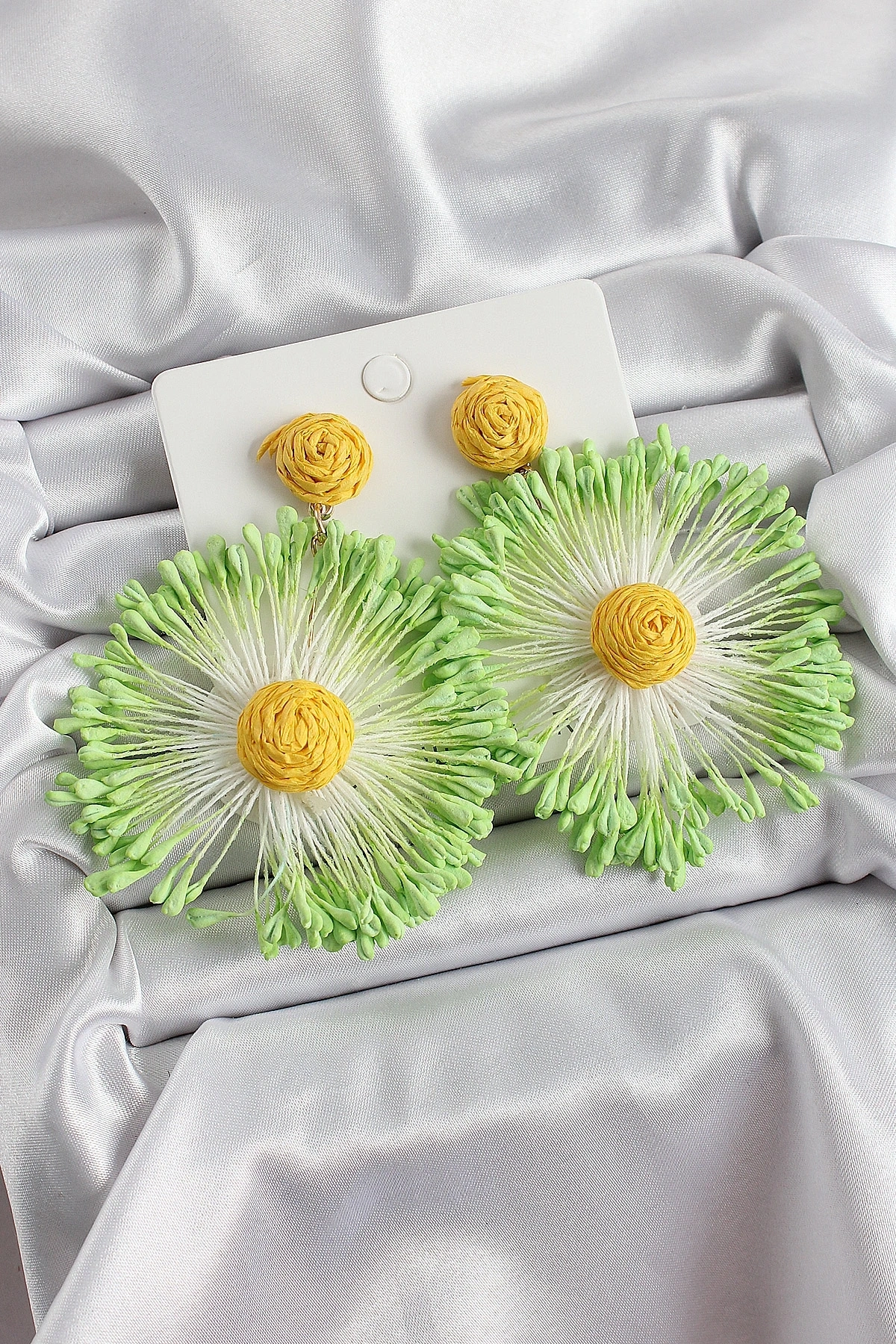 Yeşil Püsküllü Papatya Figürlü Hasır Örgü Model Gold Renk Kadın Küpe