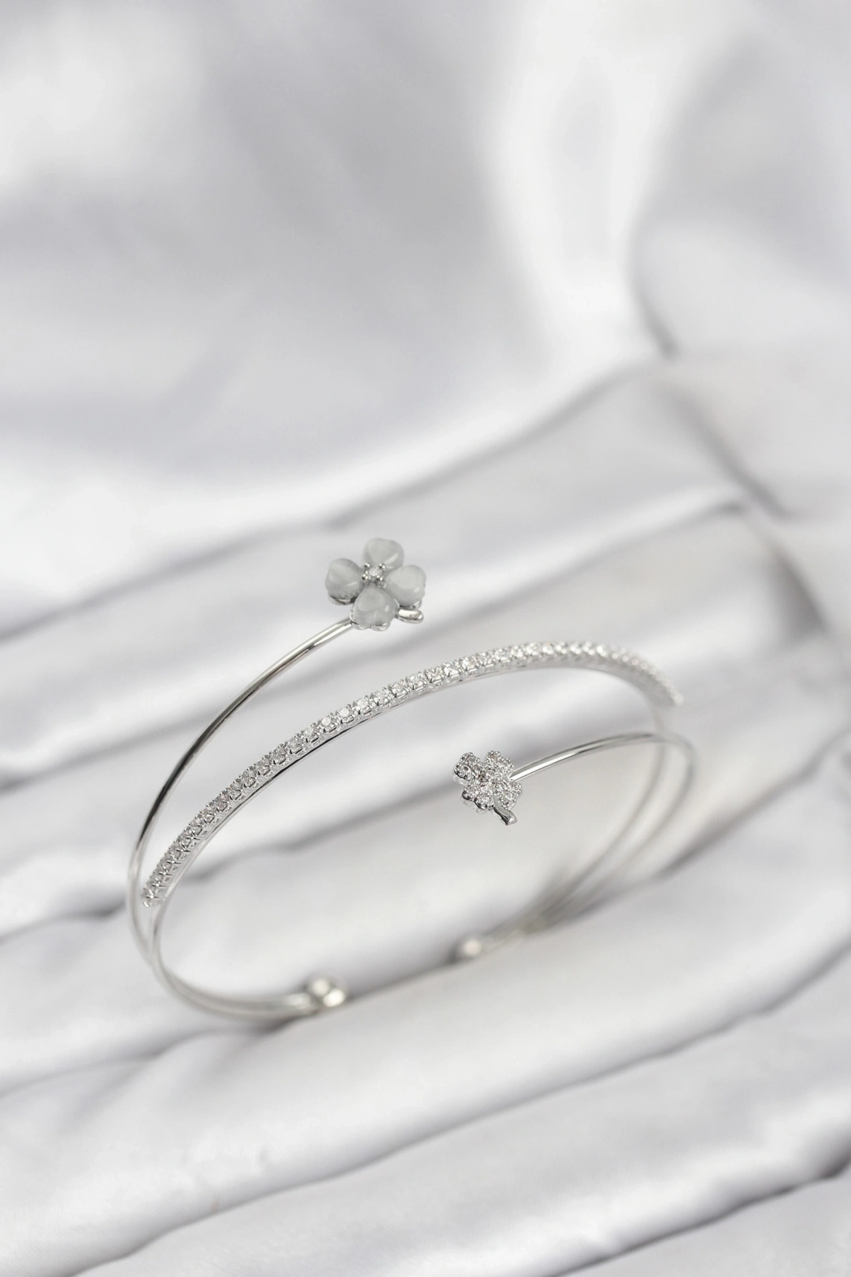 Yonca Çiçek Model Pirinç Gümüş Renk Kadın Bileklik