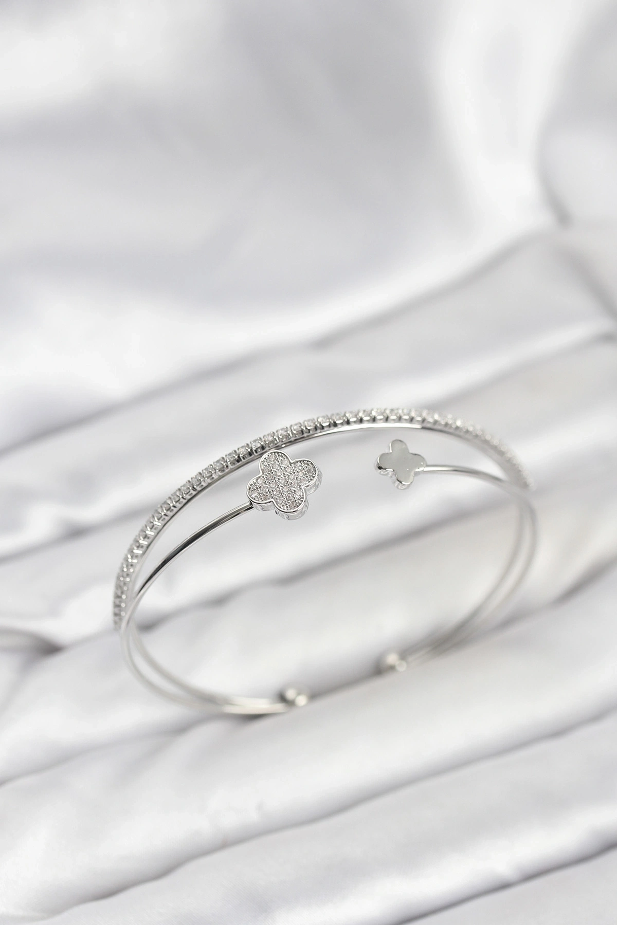 Yonca Model Pirinç Gümüş Renk Kadın Bileklik