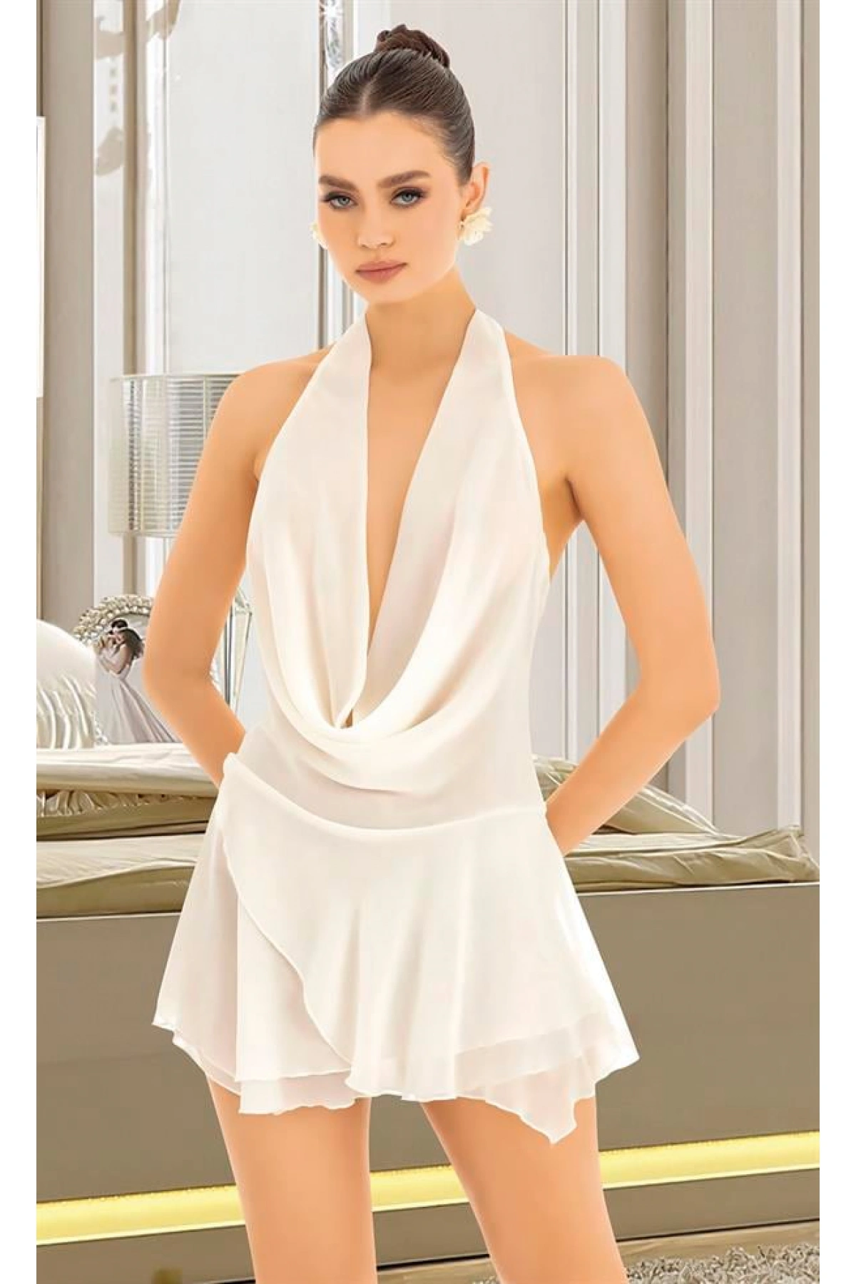 Arias Closet Beyaz Sırt ve Göğüs Dekolteli Fantezi Mini Elbise