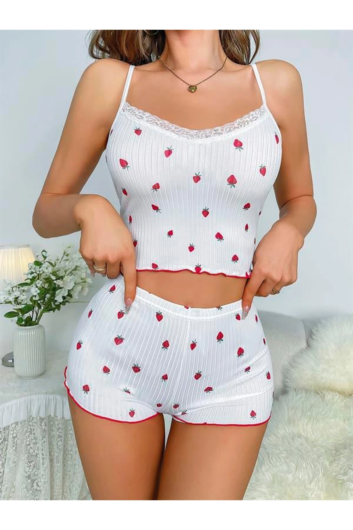 Arias Closet Beyaz Üstüne Çilek Desenli Askılı Şortlu Pijama Takımı