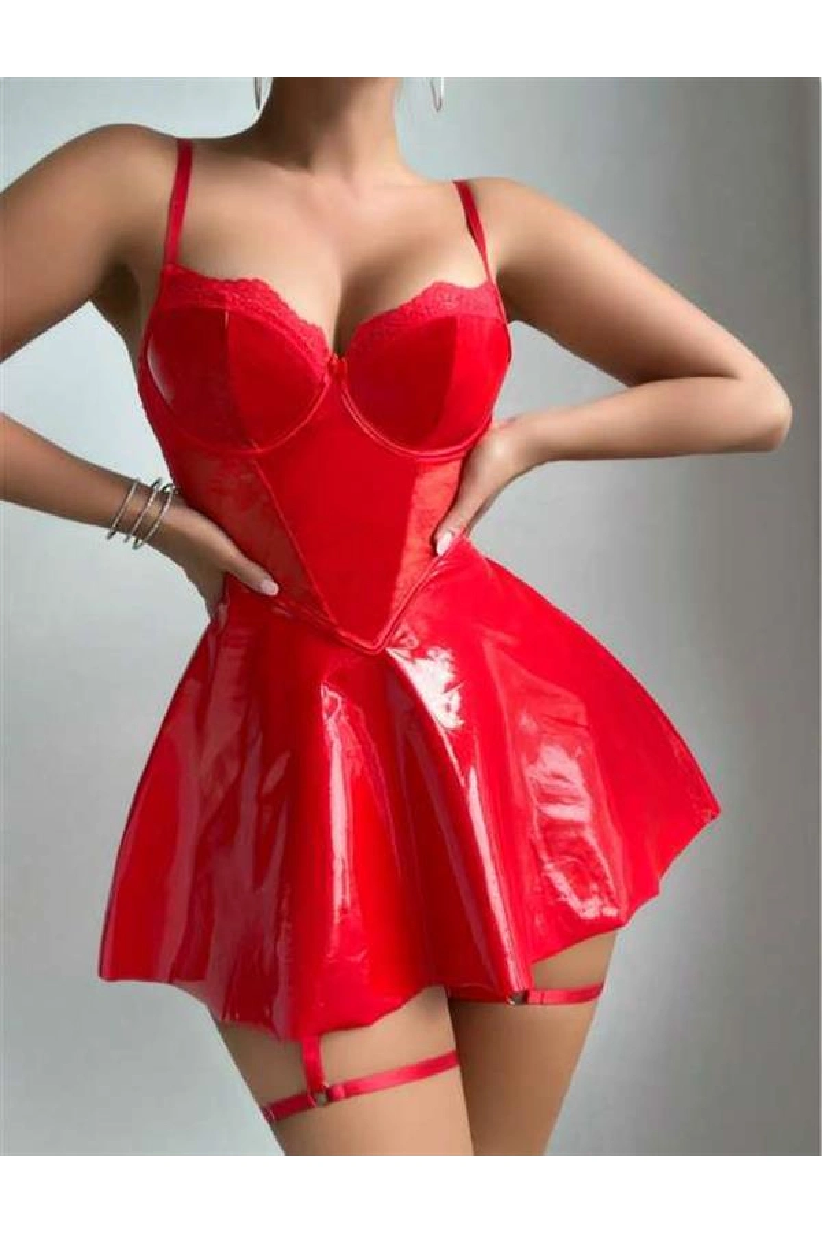Arias Closet Kırmızı Parlak Deri Şık Bacak Bantlı Fantezi Club Elbise