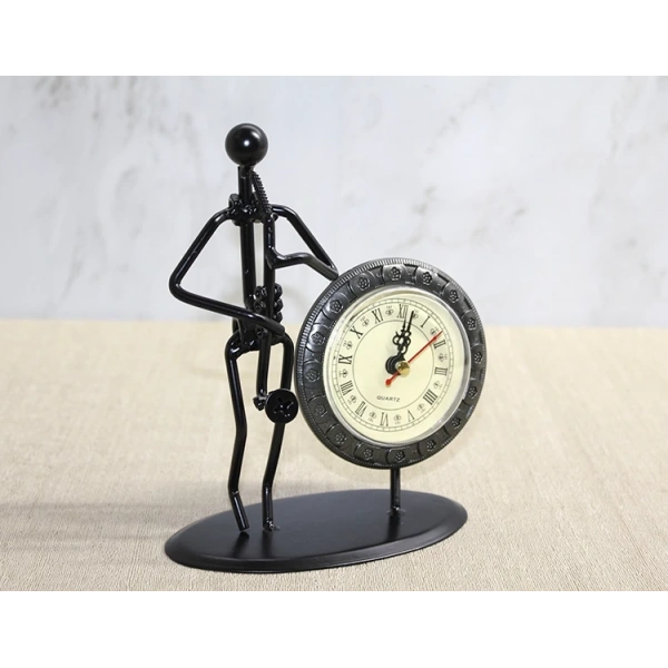 Metal Saatli Saksafon Çalan Müzisyen Alk4335