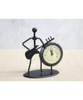 Metal Saatli Gitar Çalan Müzisyen Alk4334